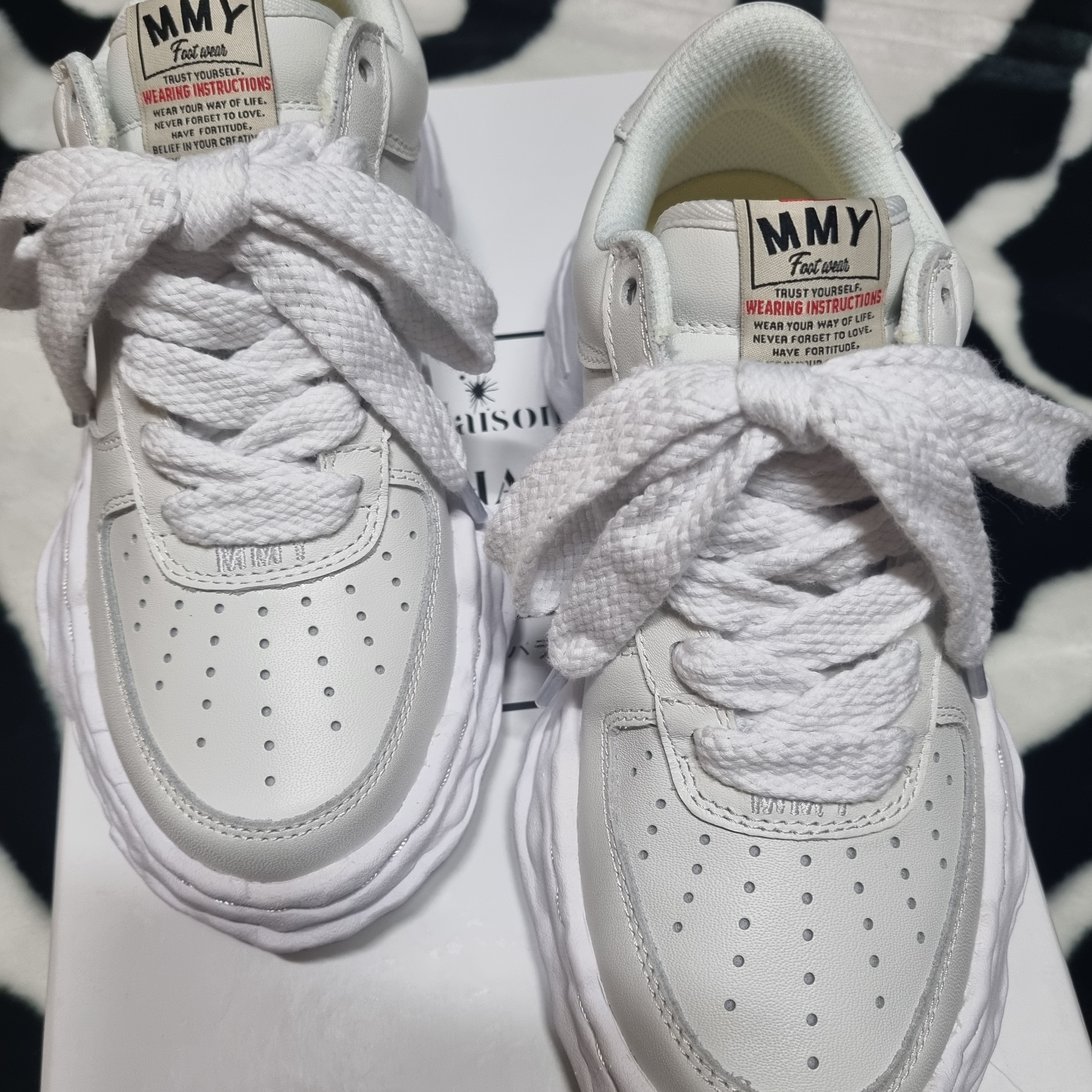 Maison Mihara Yasuhiro Wayne OG Sole Leather Low-top Sneakers White 착용 스타일