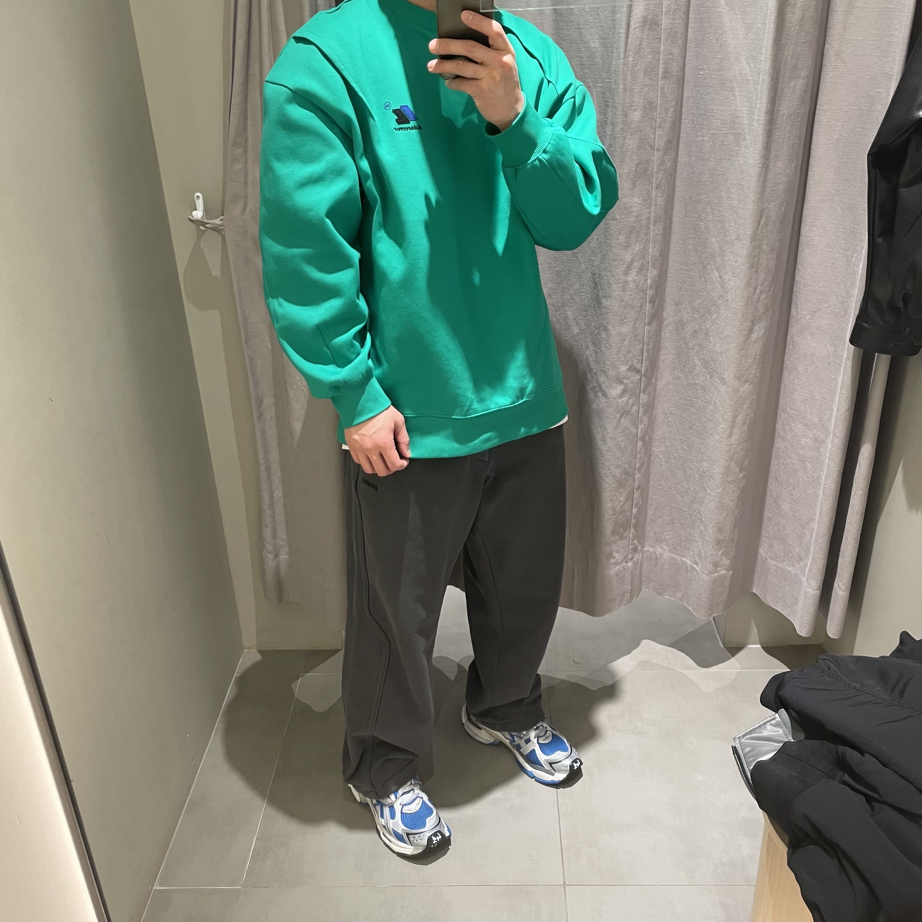 Zara x Ader Error Oversize Sweatshirt Green, Balenciaga Runner Sneakers Blue White 착용 스타일
