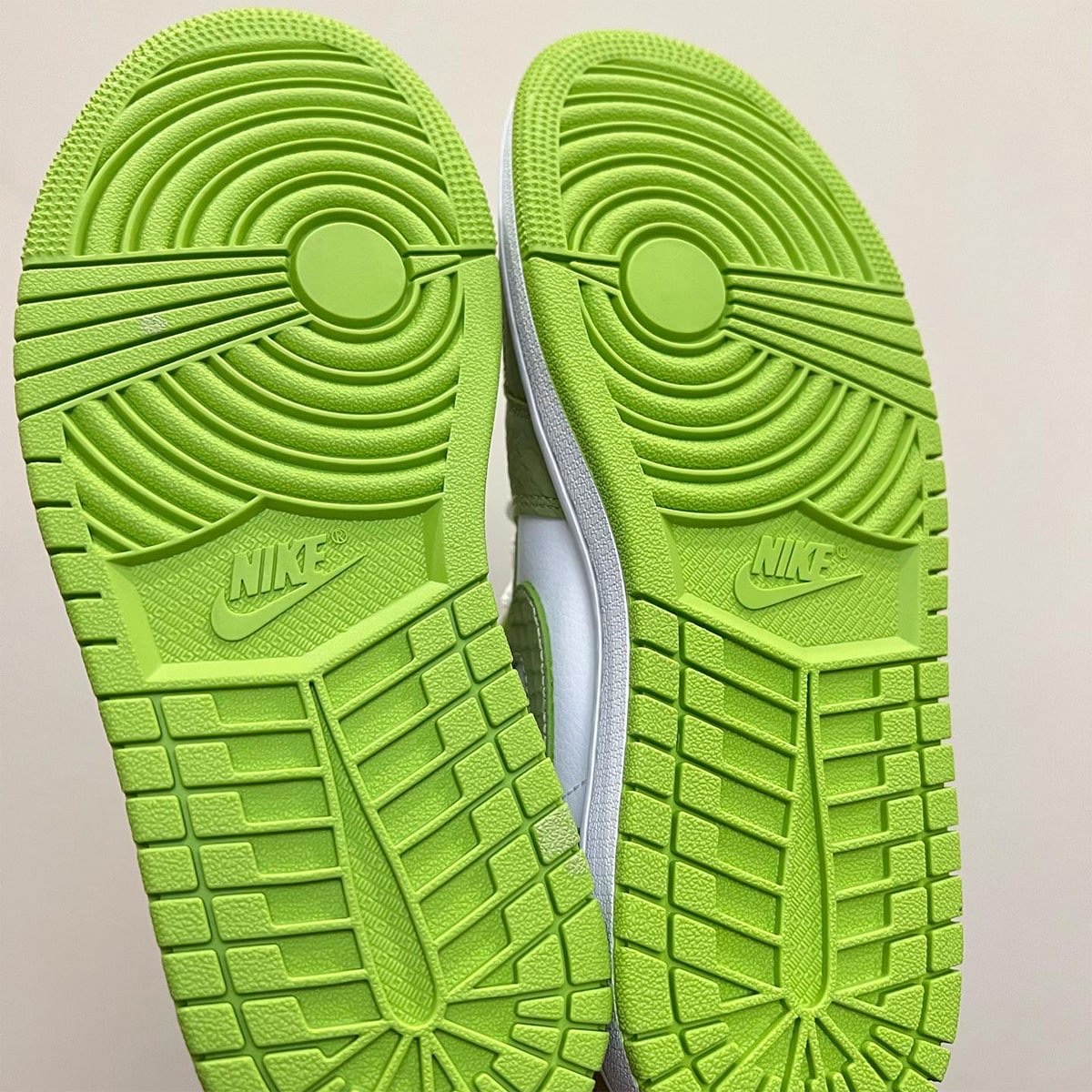 (W) Jordan 1 Mid SE Vivid Green 착용 스타일 - 5
