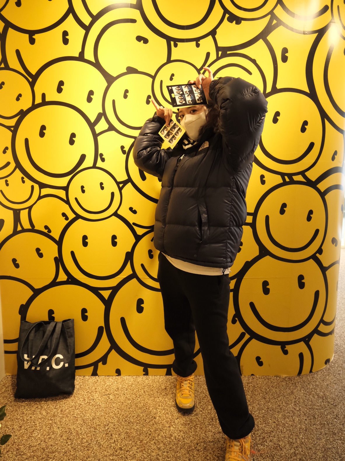A.P.C. Laure Tote Bag Blue, Nike x Off-White Air Rubber Dunk University Gold 착용 스타일