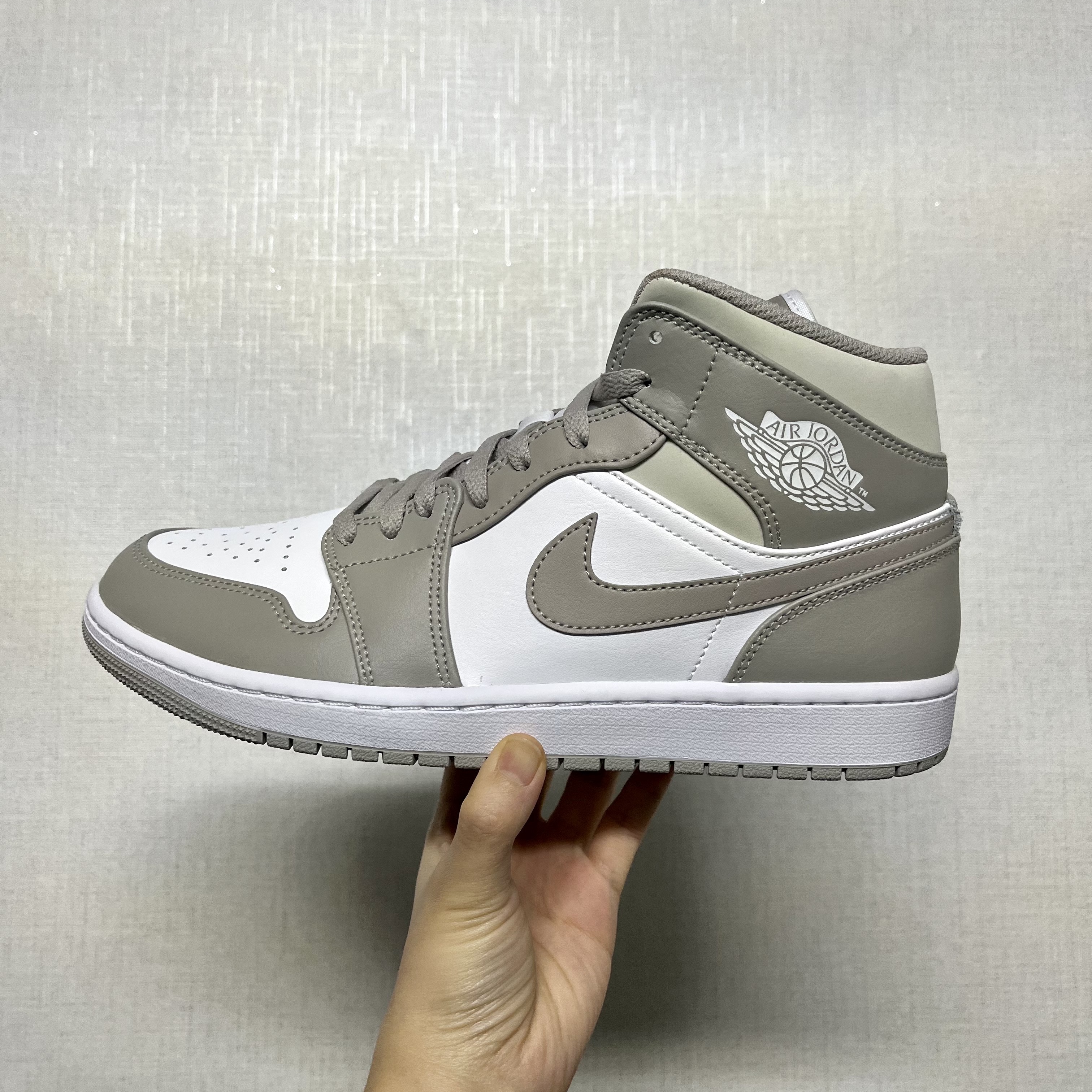 Jordan 1 Mid College Grey 착용 스타일