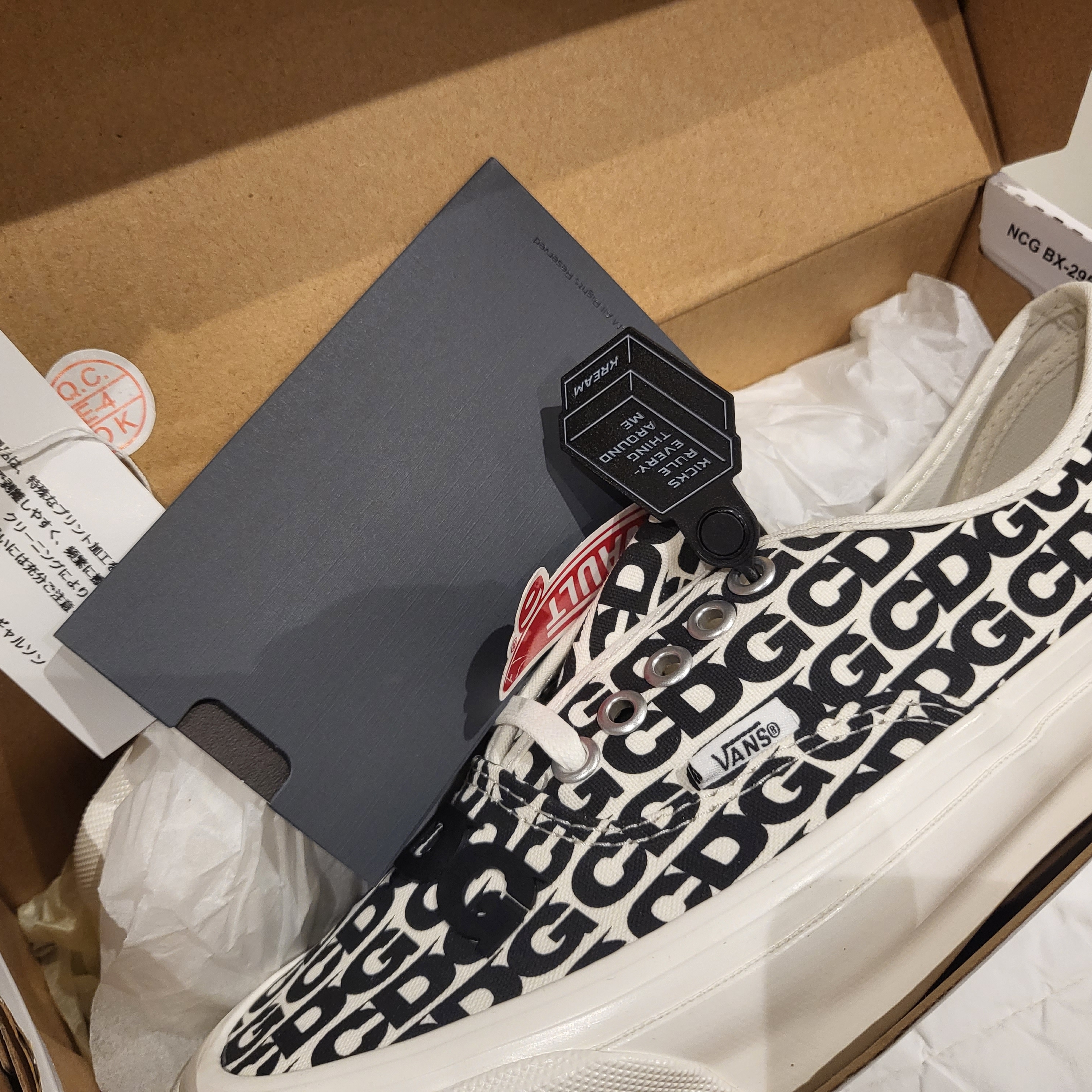 Vans Vault x CDG OG Authentic LX White Black, Supreme Rainbow Knit Loose Gauge Beanie Black - 21FW 착용 스타일 - 1