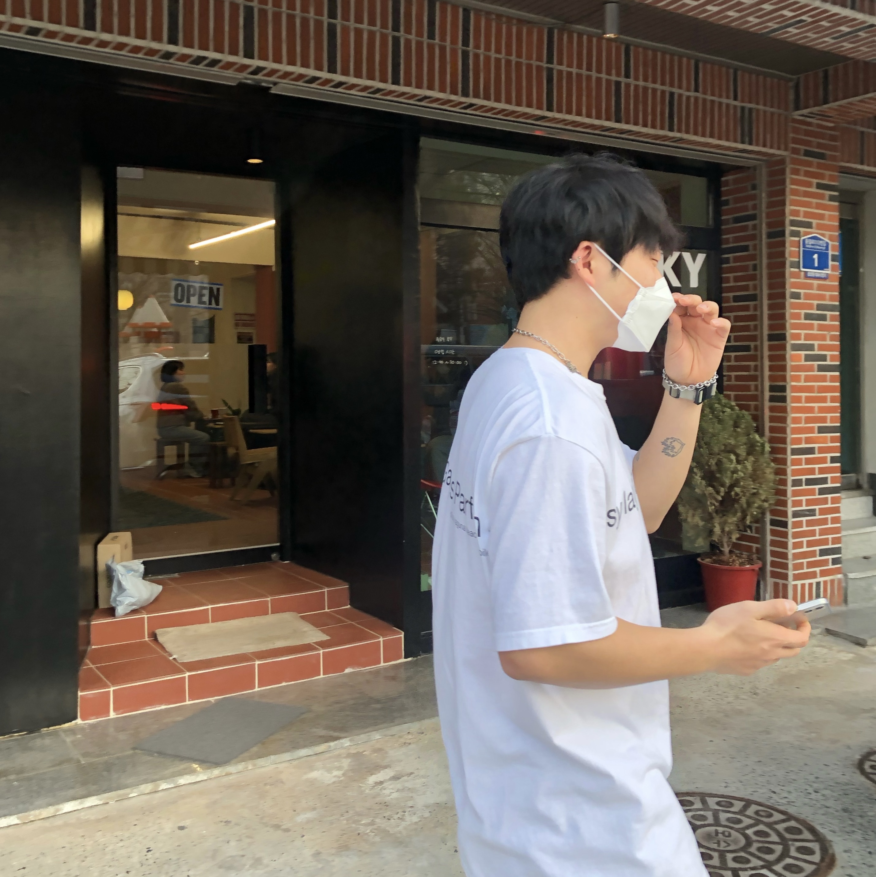 Stussy x CDG Laguna Beach T-Shirt White 착용 스타일