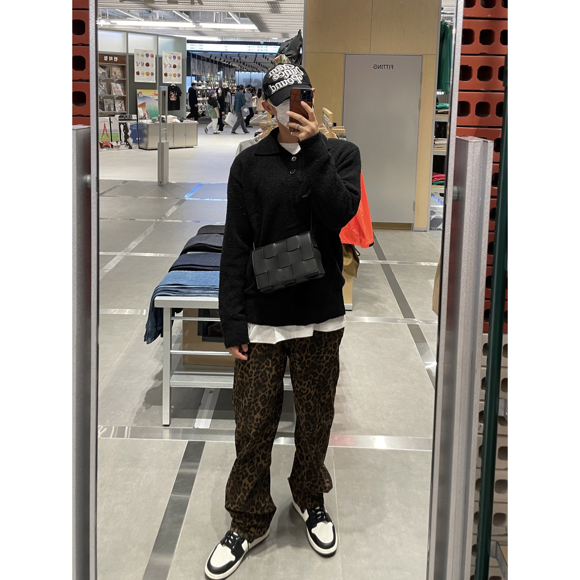 Jordan 1 Retro High OG Black Mocha, Bottega Veneta Leather Cassette Black 착용 스타일 - 1