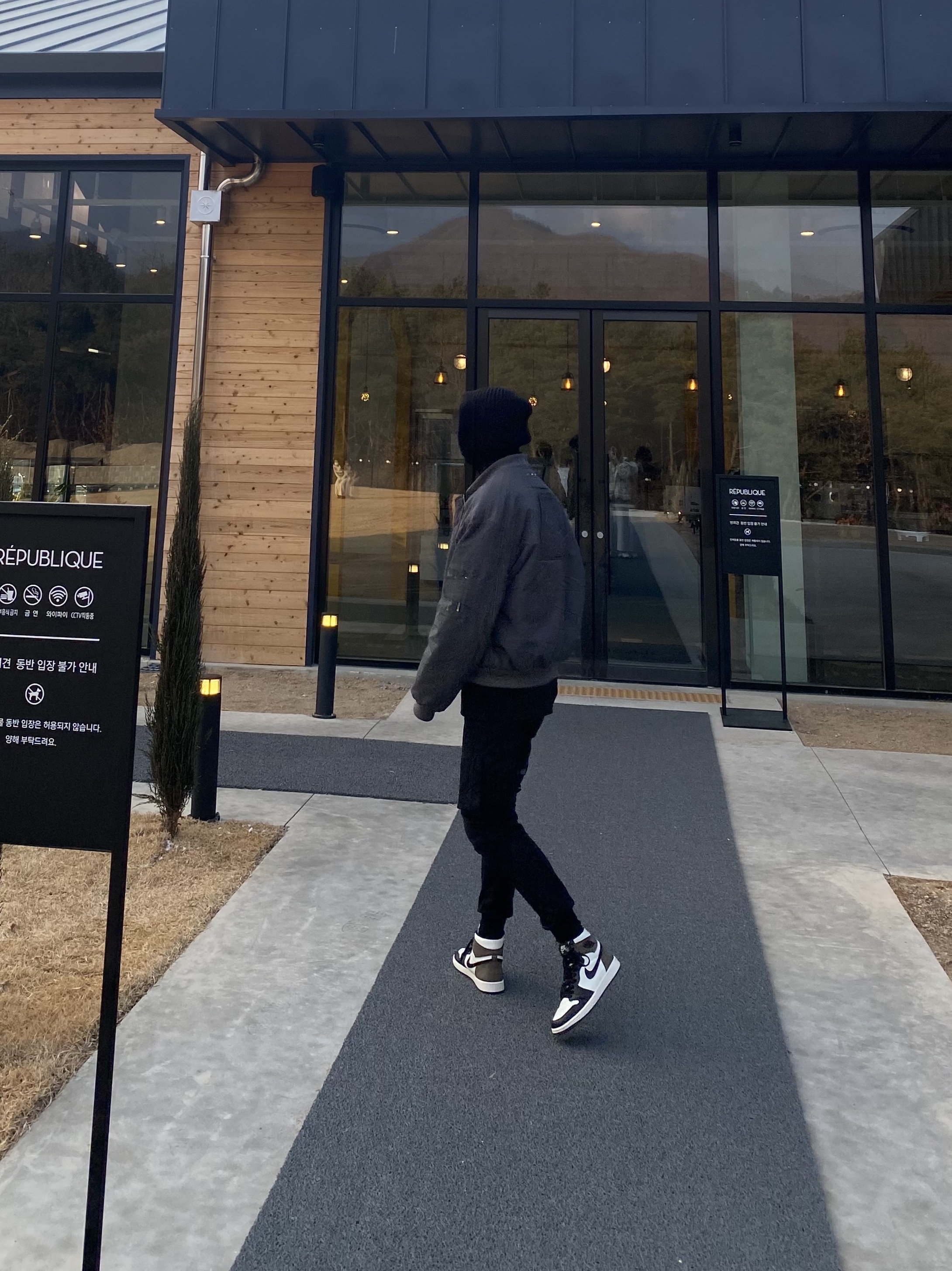 Jordan 1 Retro High OG Black Mocha, Undermycar Ababell Multi Flap Oversized Bomber Balsam Green - 22SS 착용 스타일 - 4