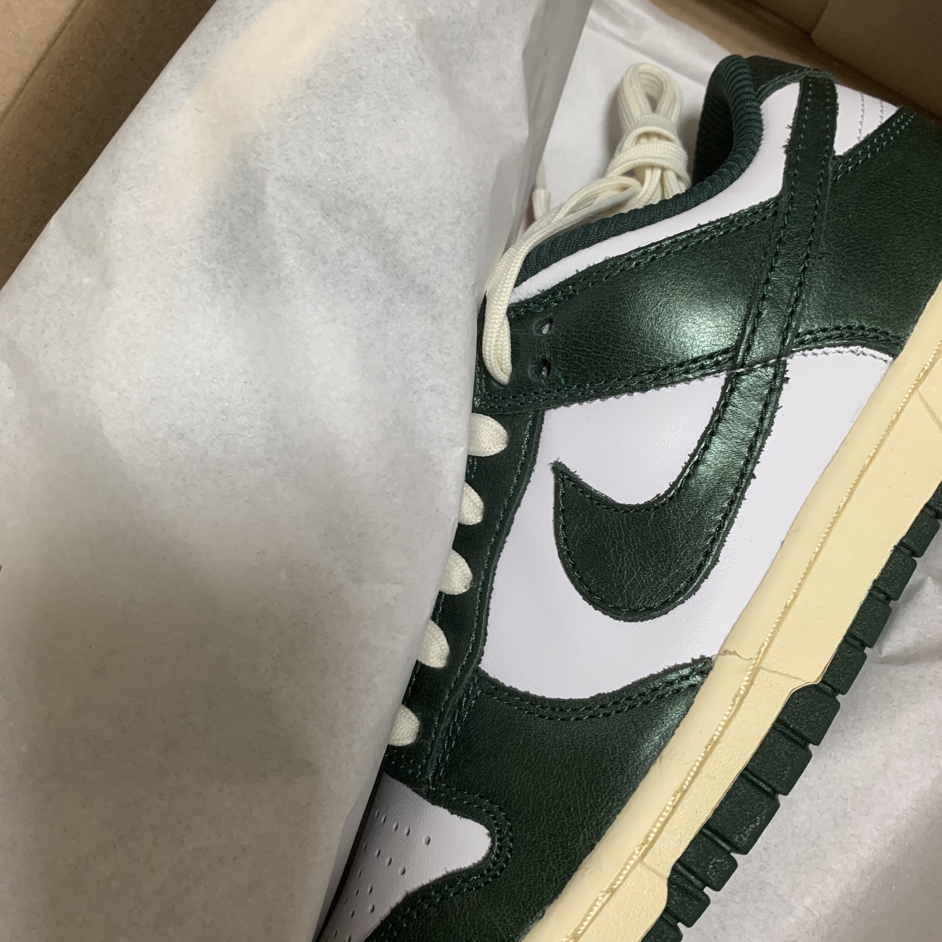 (W) Nike Dunk Low Vintage Green 착용 스타일 - 1