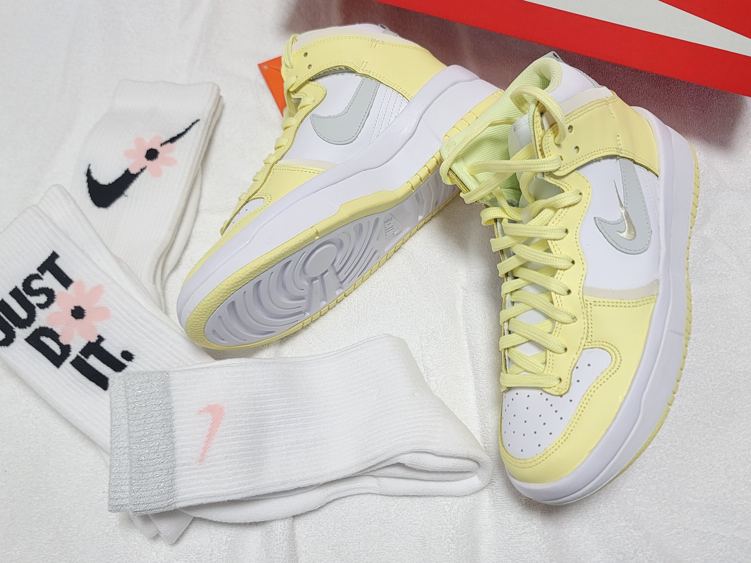 (W) Nike Dunk High Up Citron Tint 착용 스타일 - 1