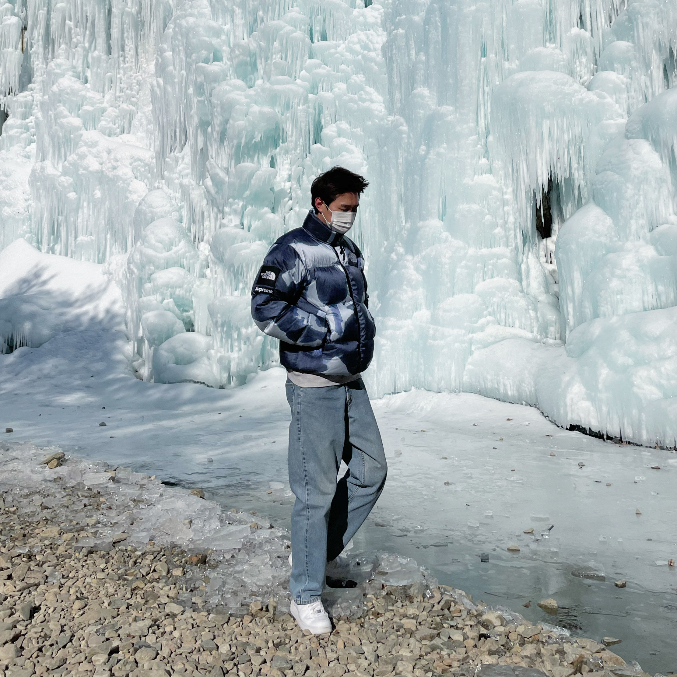 Supreme x The North Face Bleached Denim Print Nuptse Jacket Indigo - 21FW 착용 스타일