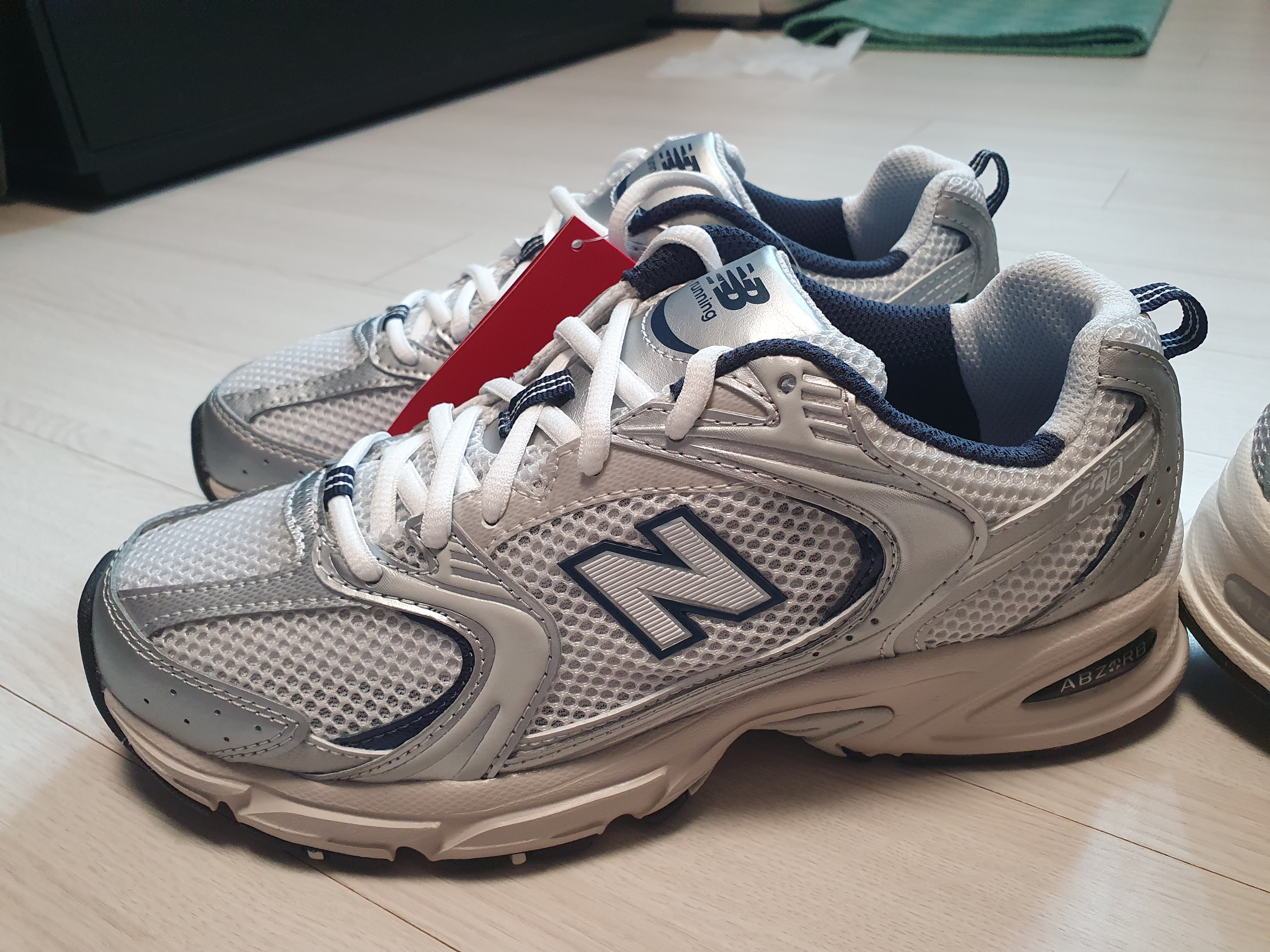 New Balance 530 Steel Grey, New Balance 530 Steel Blue 착용 스타일 - 2