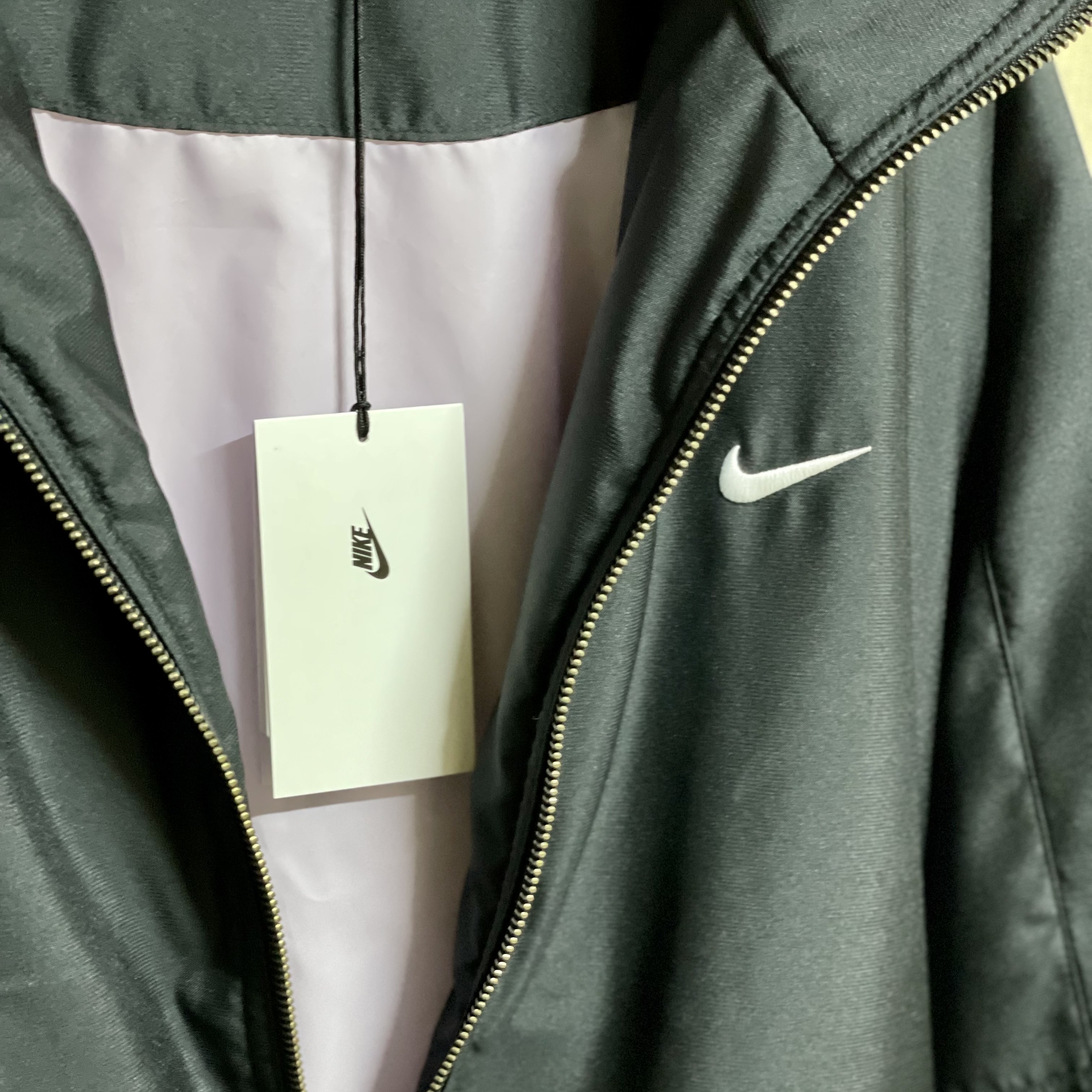 Nike NRG Solo Swoosh Satin Bomber Jacket Black Doll - Asia, Nike NRG Solo Swoosh Satin Bomber Jacket Black Kumquat - US/EU 착용 스타일 - 2