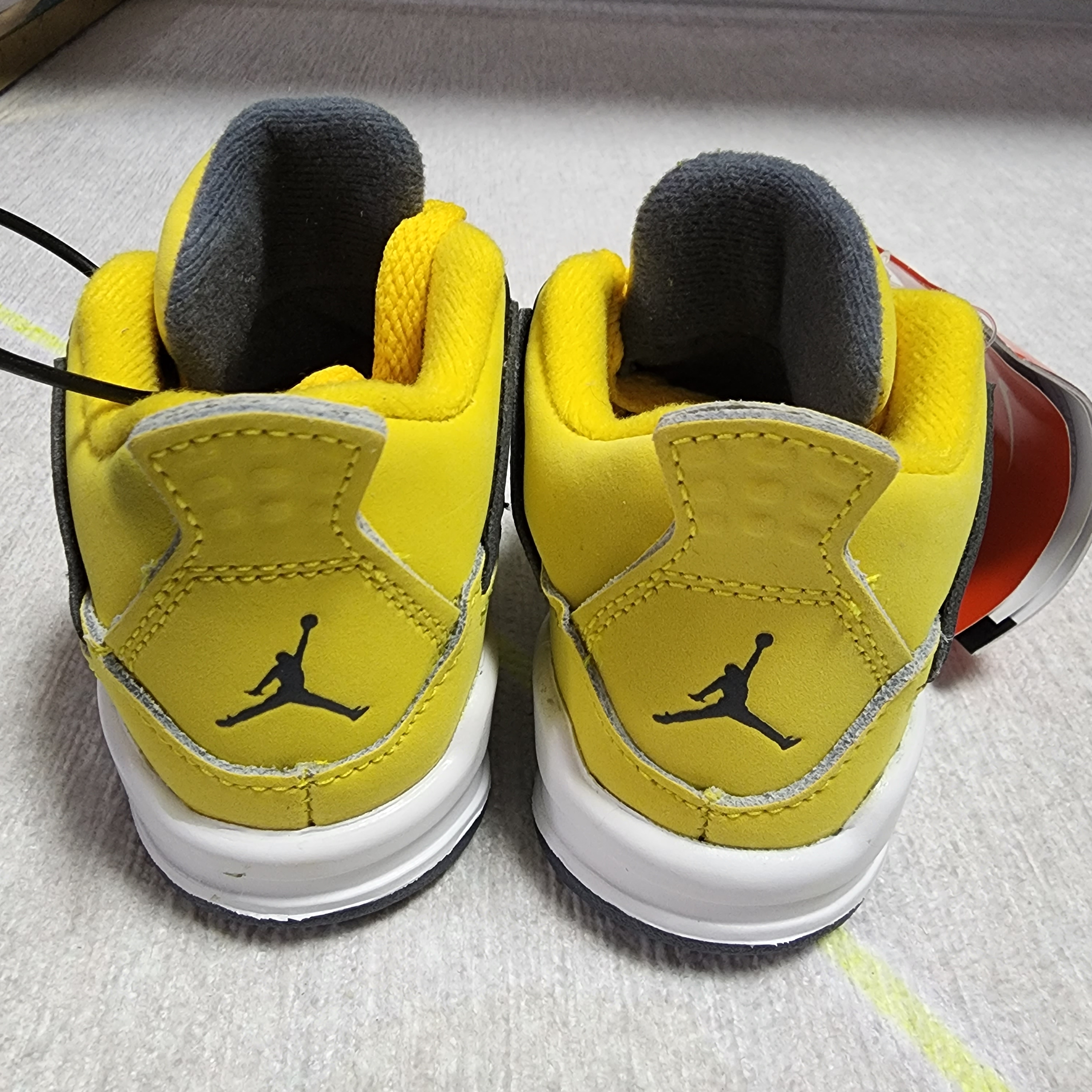 (TD) Jordan 4 Retro Tour Yellow 착용 스타일 - 3