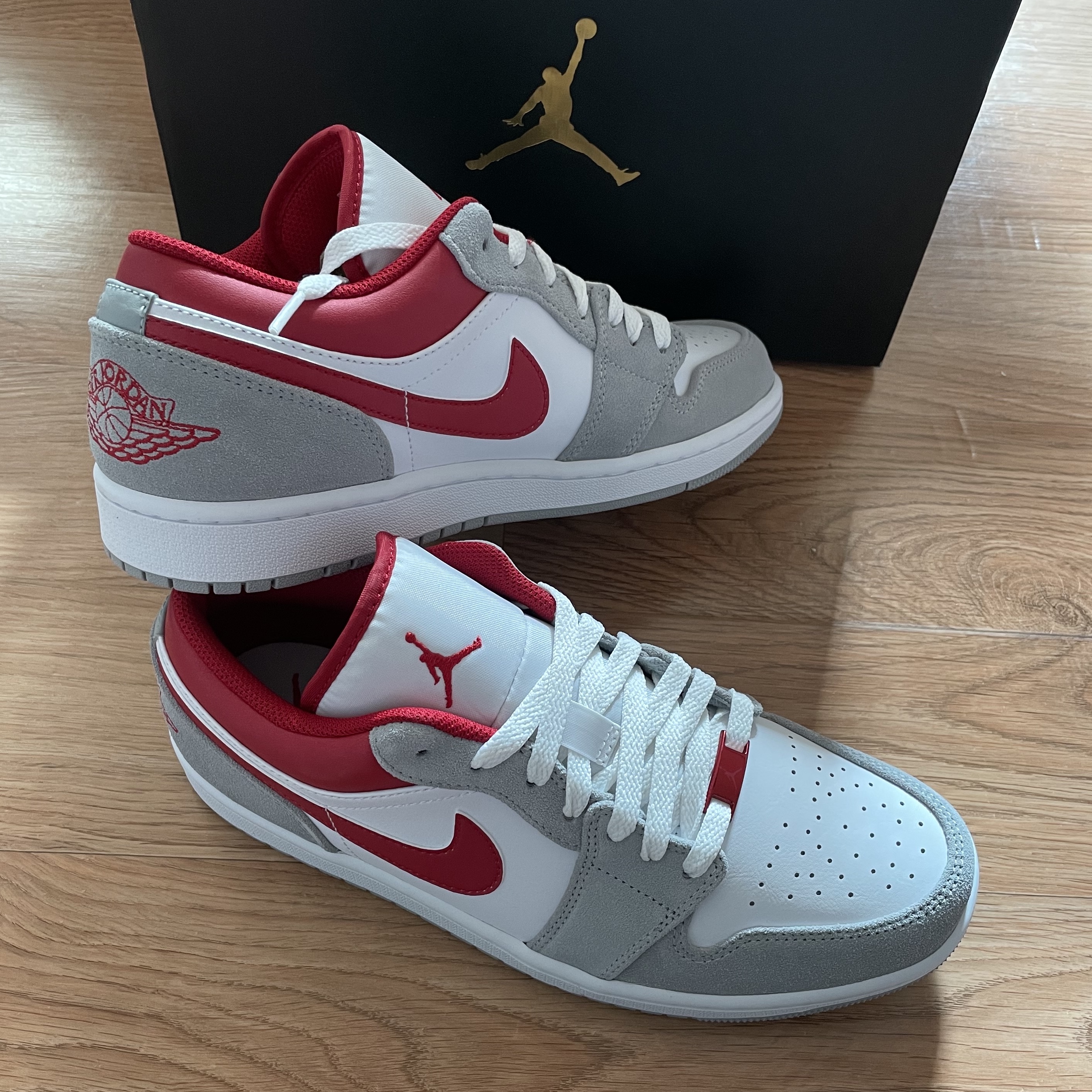 Jordan 1 Low SE Light Smoke Grey Gym Red 착용 스타일 - 1
