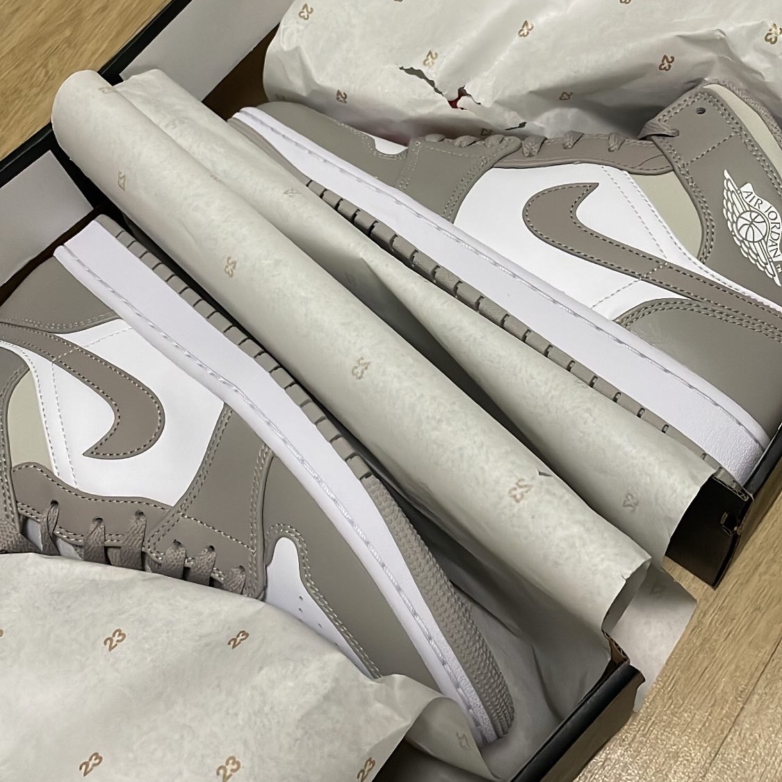 Jordan 1 Mid College Grey 착용 스타일 - 3