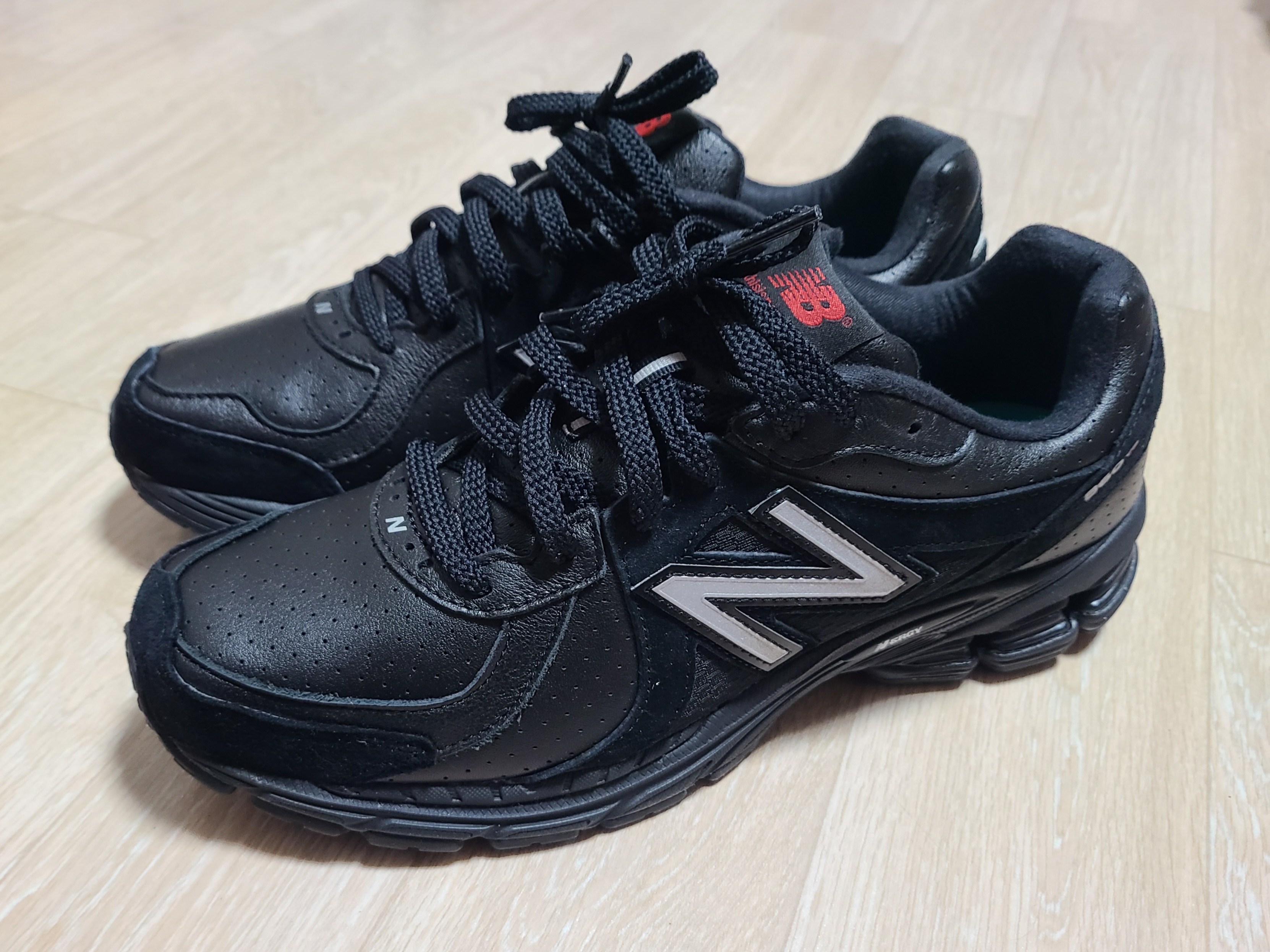 New Balance x Thisisneverthat 860v2 Black 착용 스타일