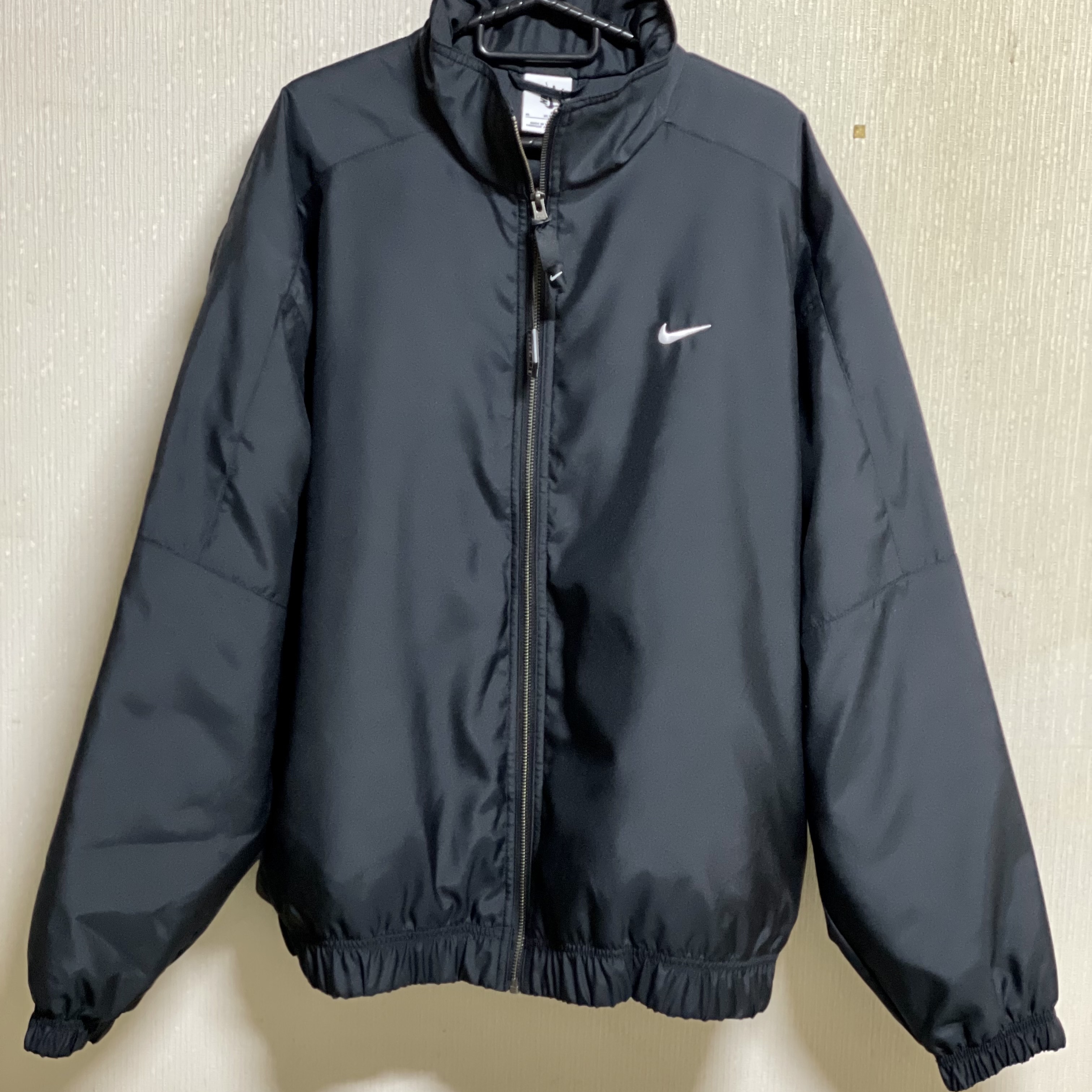 Nike NRG Solo Swoosh Satin Bomber Jacket Black Doll - Asia, Nike NRG Solo Swoosh Satin Bomber Jacket Black Kumquat - US/EU 착용 스타일 - 1