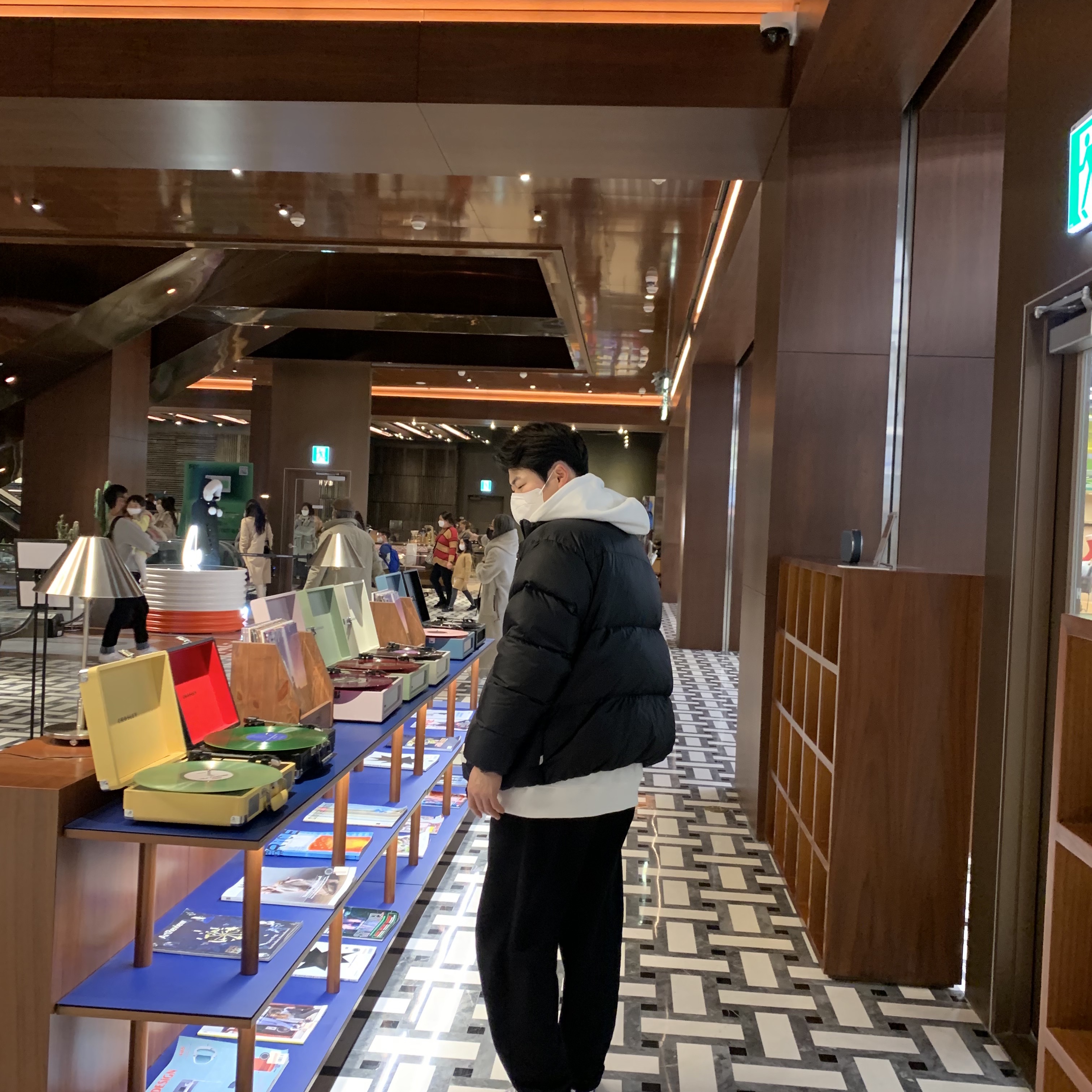 Stussy Roll The Dice Hoodie White 착용 스타일 - 4