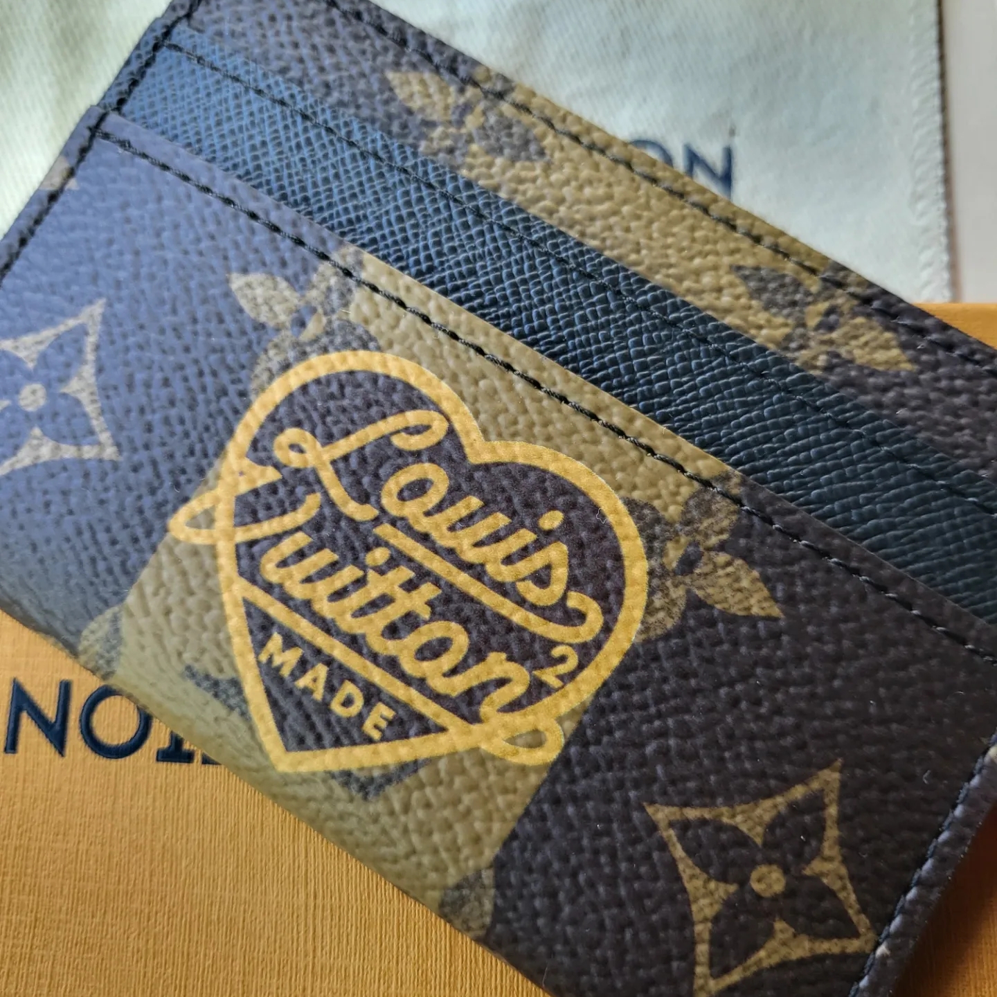 Louis Vuitton x Nigo Double Card Holder Marron 착용 스타일 - 1