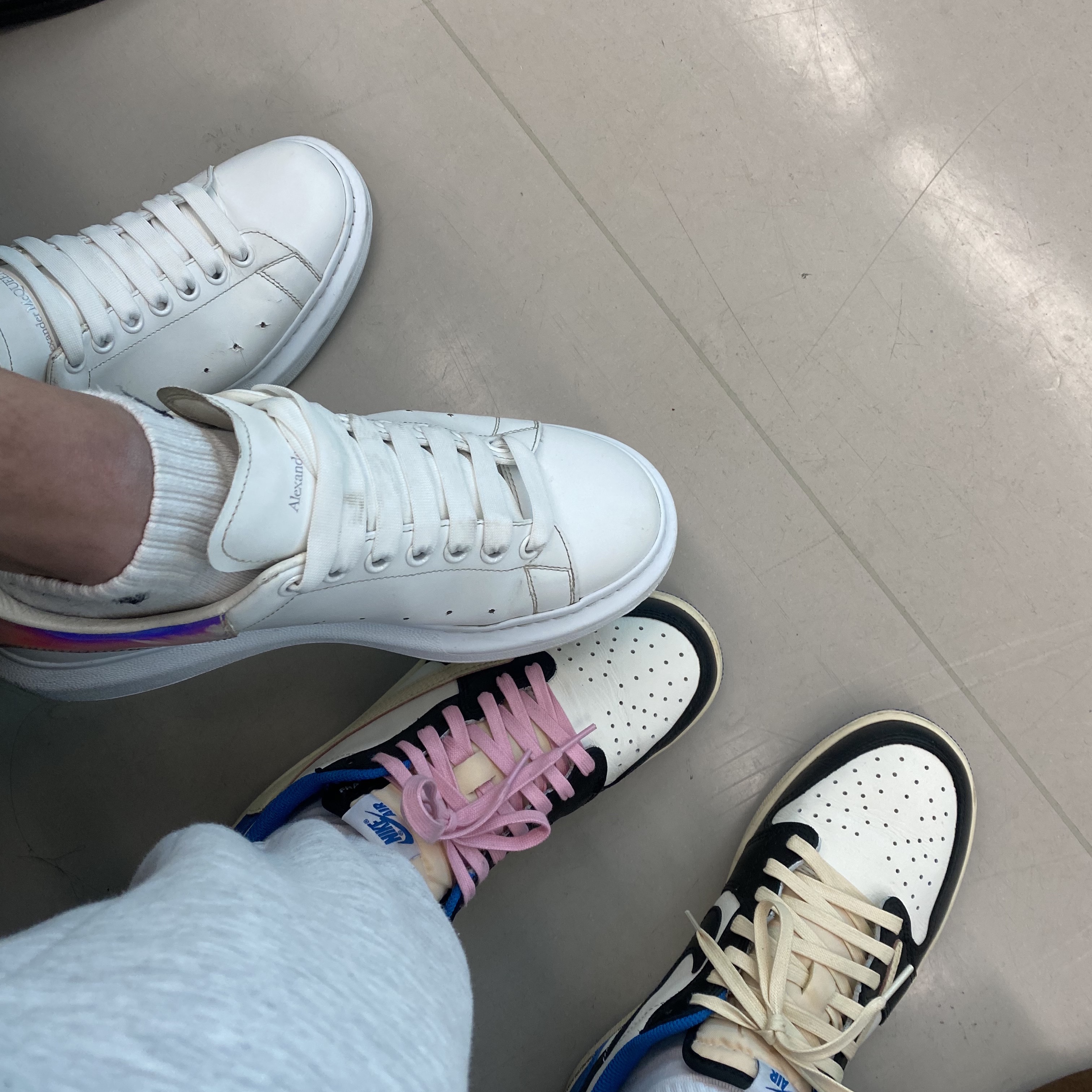 Jordan 1 x Travis Scott x Fragment Retro Low OG SP Military Blue, (W) Alexander McQueen Oversized Sneakers White Iridescent 착용 스타일 - 1