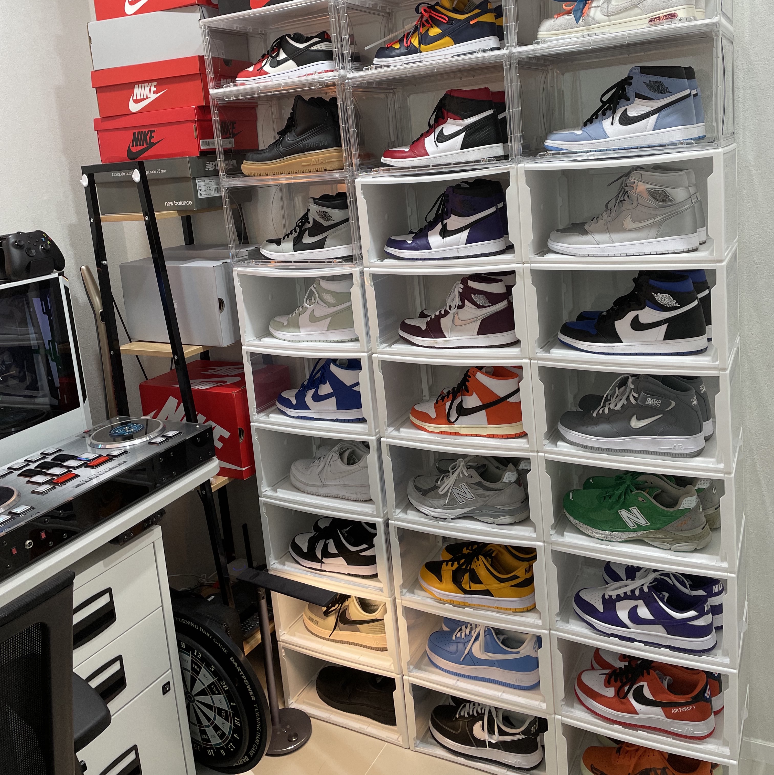 Jordan 1 Retro High OG University Blue, Nike x Off-White Dunk Low University Gold Midnight Navy 착용 스타일