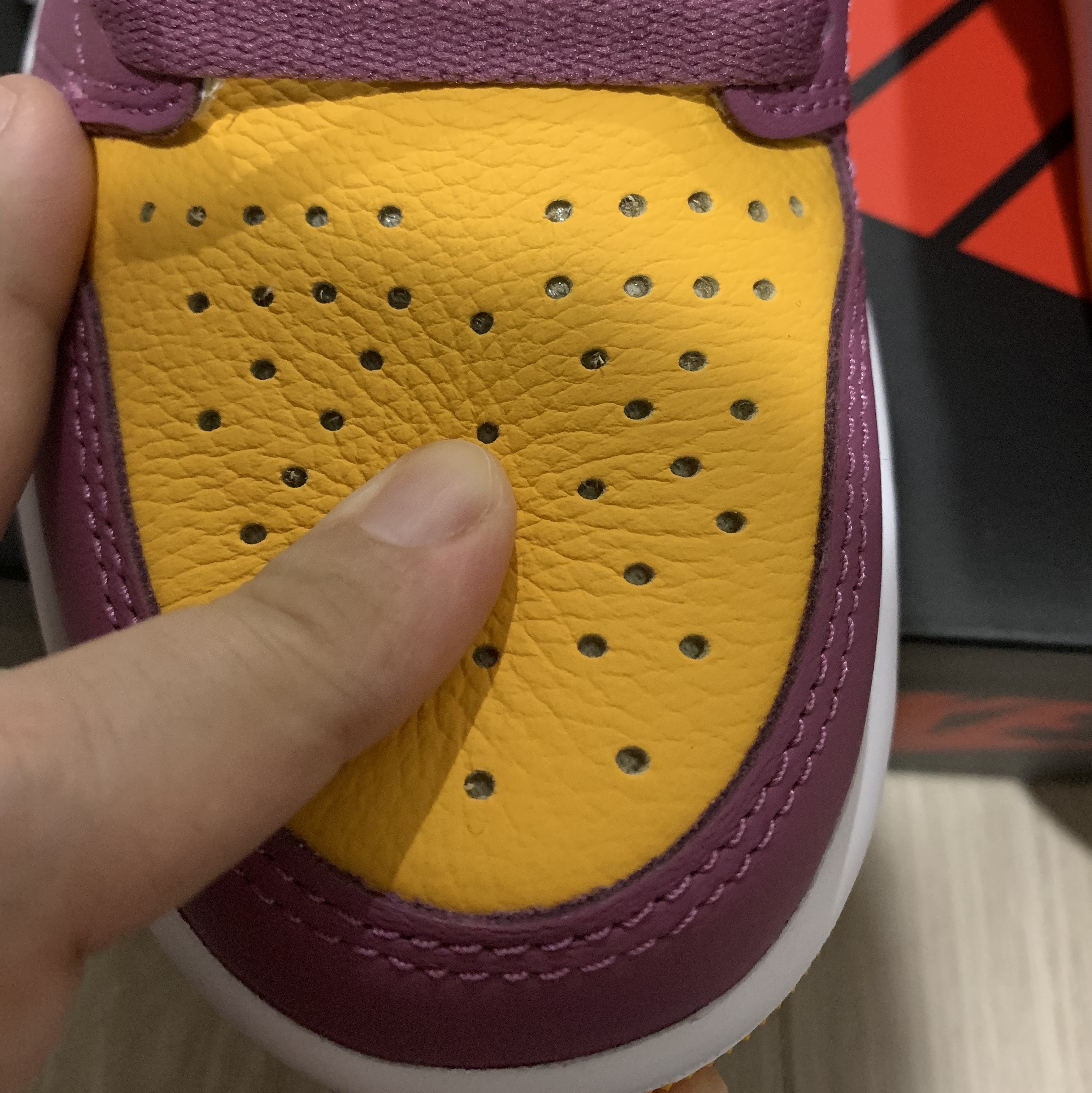 Jordan 1 Retro High OG University Gold Light Bordeaux 착용 스타일 - 4