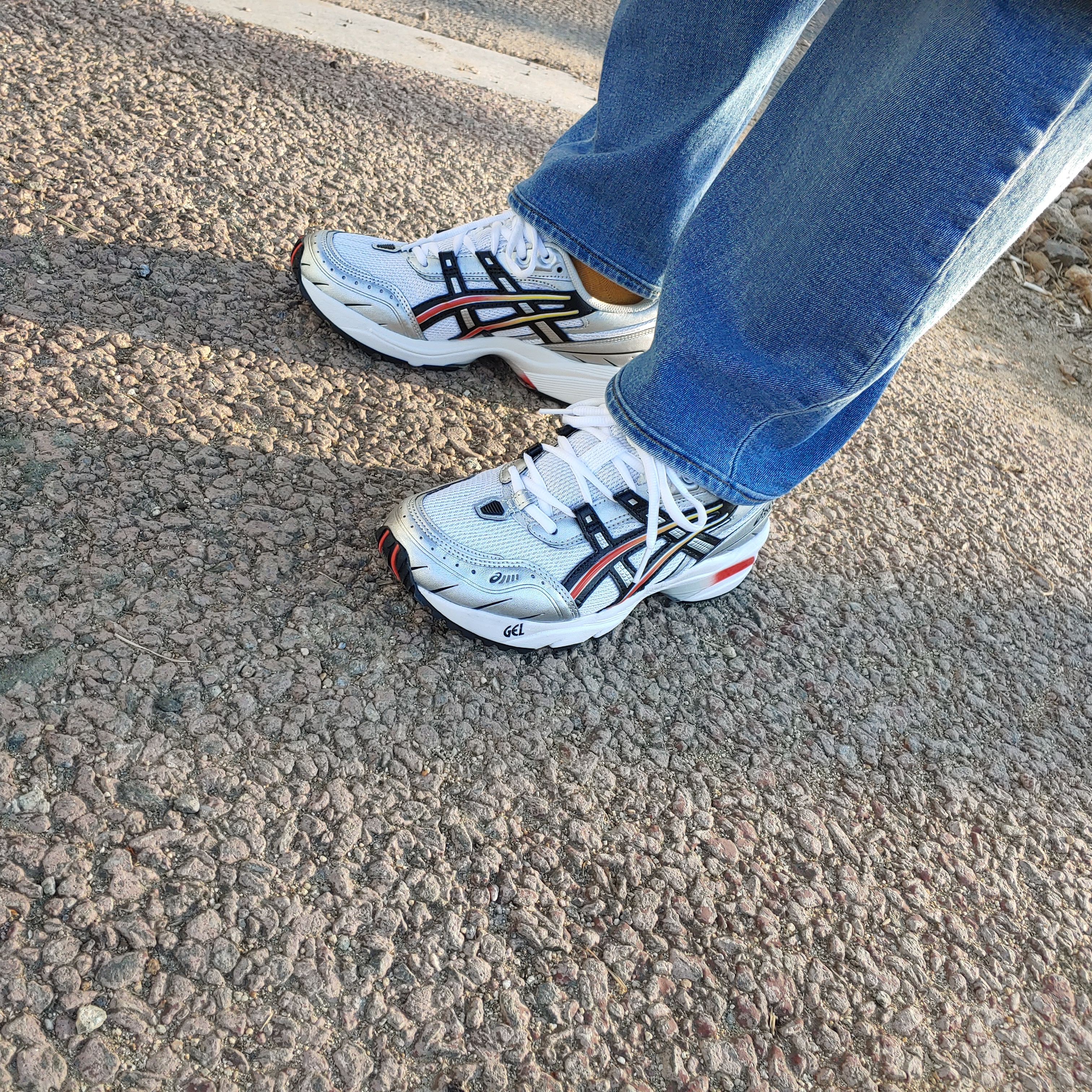 Asics Gel-1090 White Black 착용 스타일 - 1