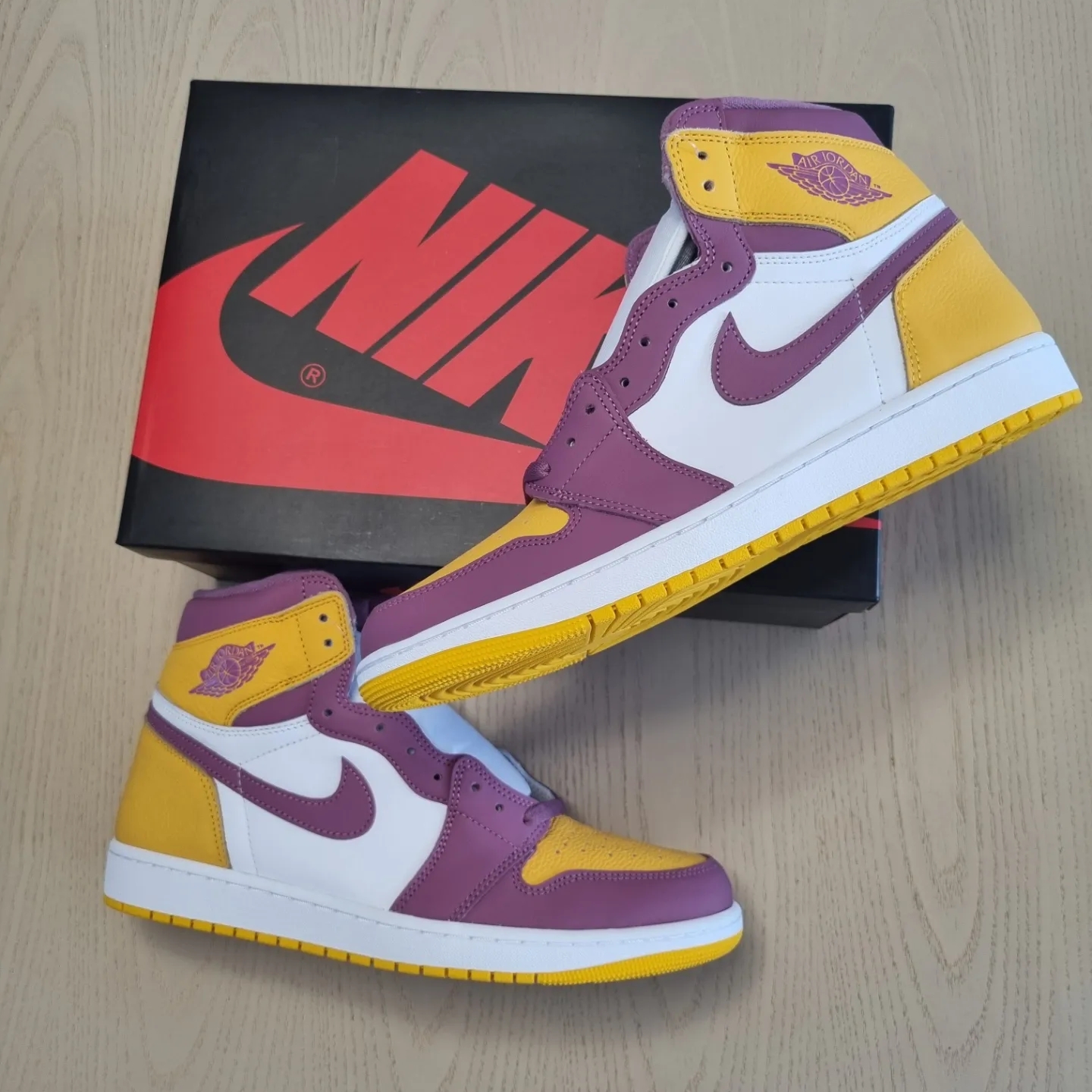 Jordan 1 Retro High OG University Gold Light Bordeaux 착용 스타일