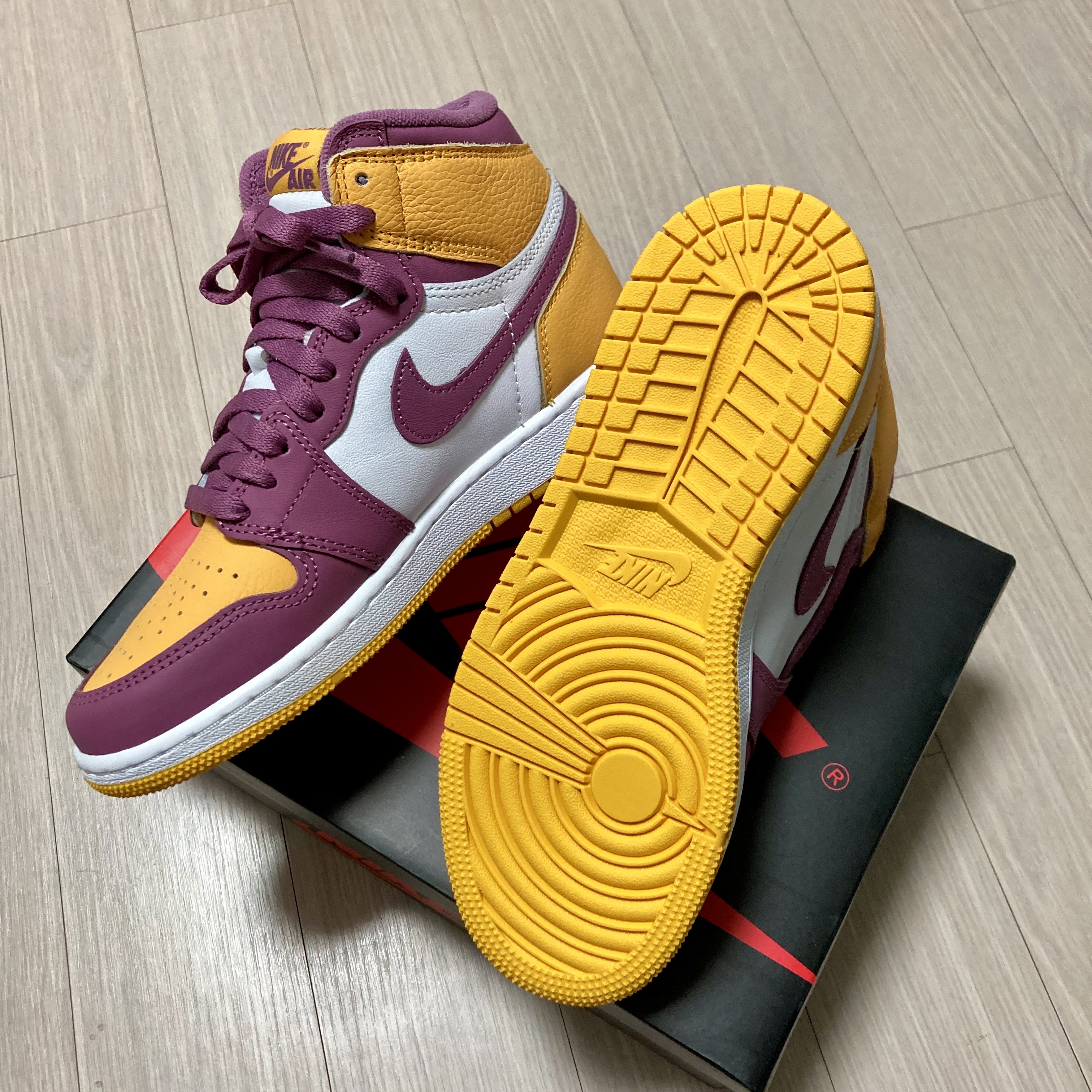 (GS) Jordan 1 Retro High OG University Gold Light Bordeaux 착용 스타일 - 1