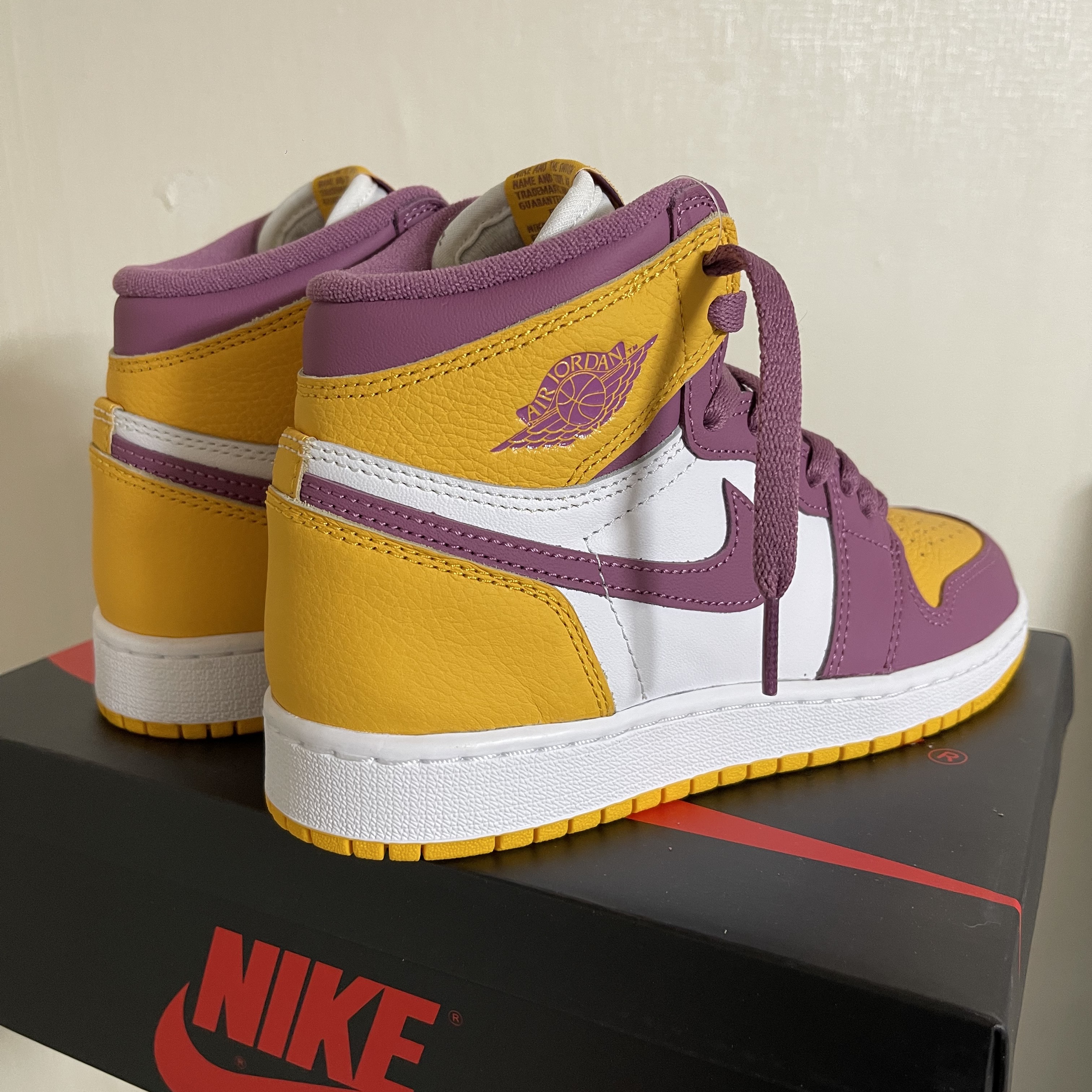 (GS) Jordan 1 Retro High OG University Gold Light Bordeaux 착용 스타일 - 3