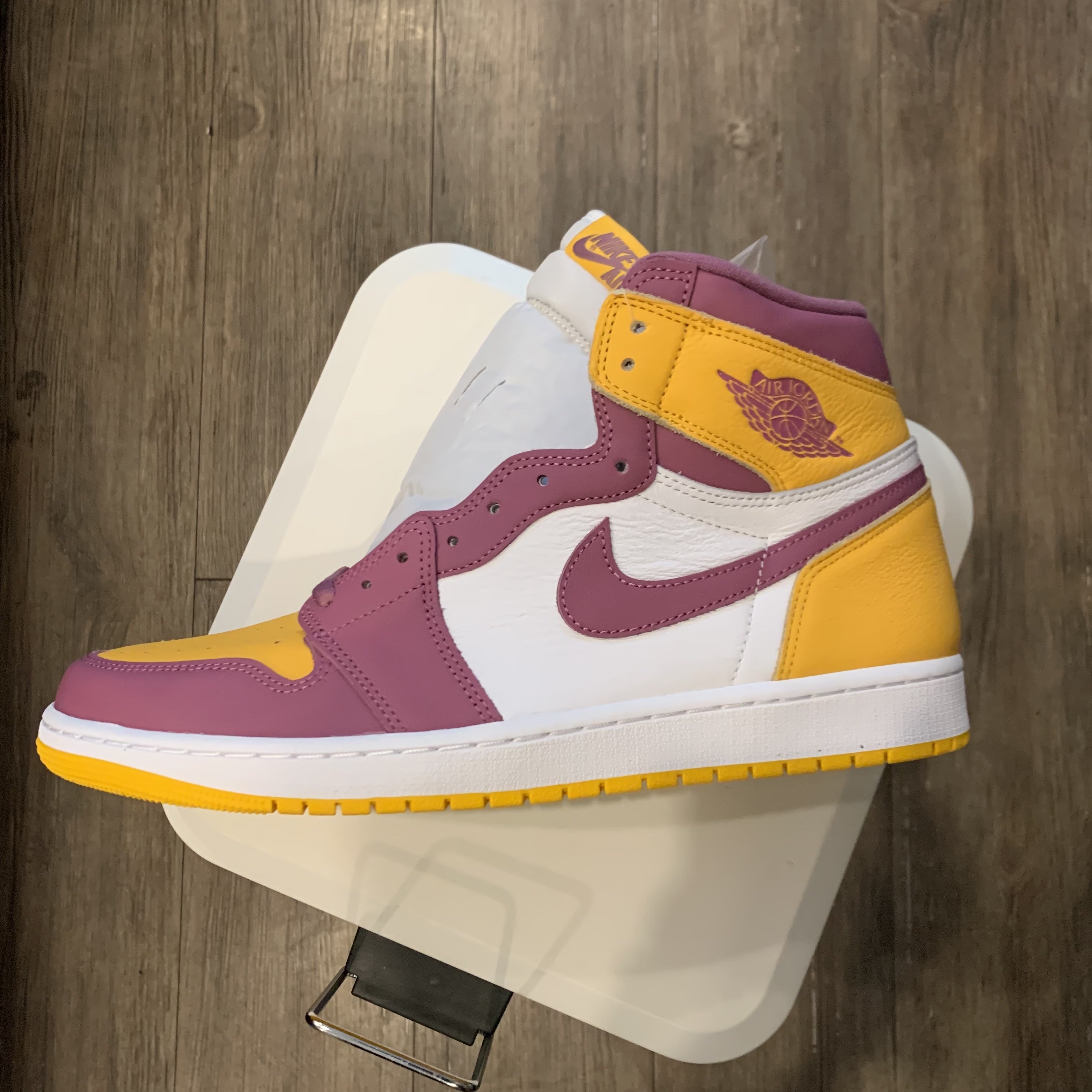 Jordan 1 Retro High OG University Gold Light Bordeaux 착용 스타일 - 3