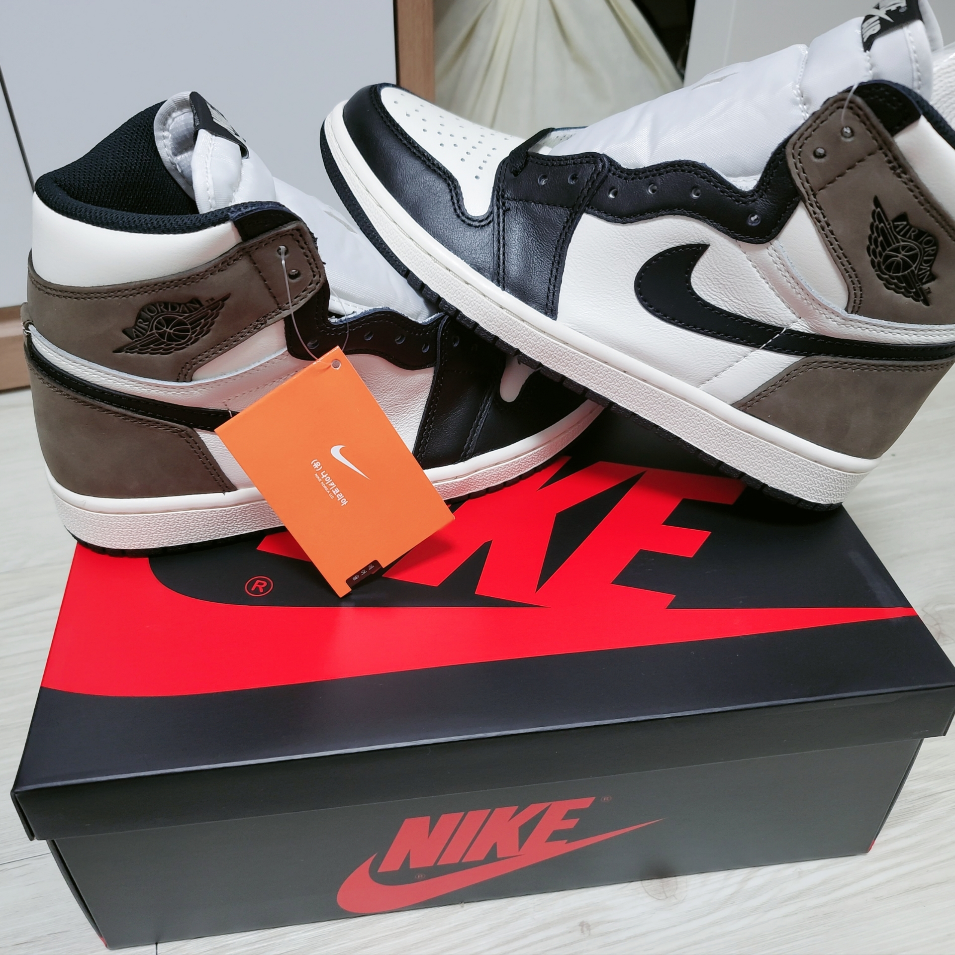 Jordan 1 Retro High OG Black Mocha 착용 스타일