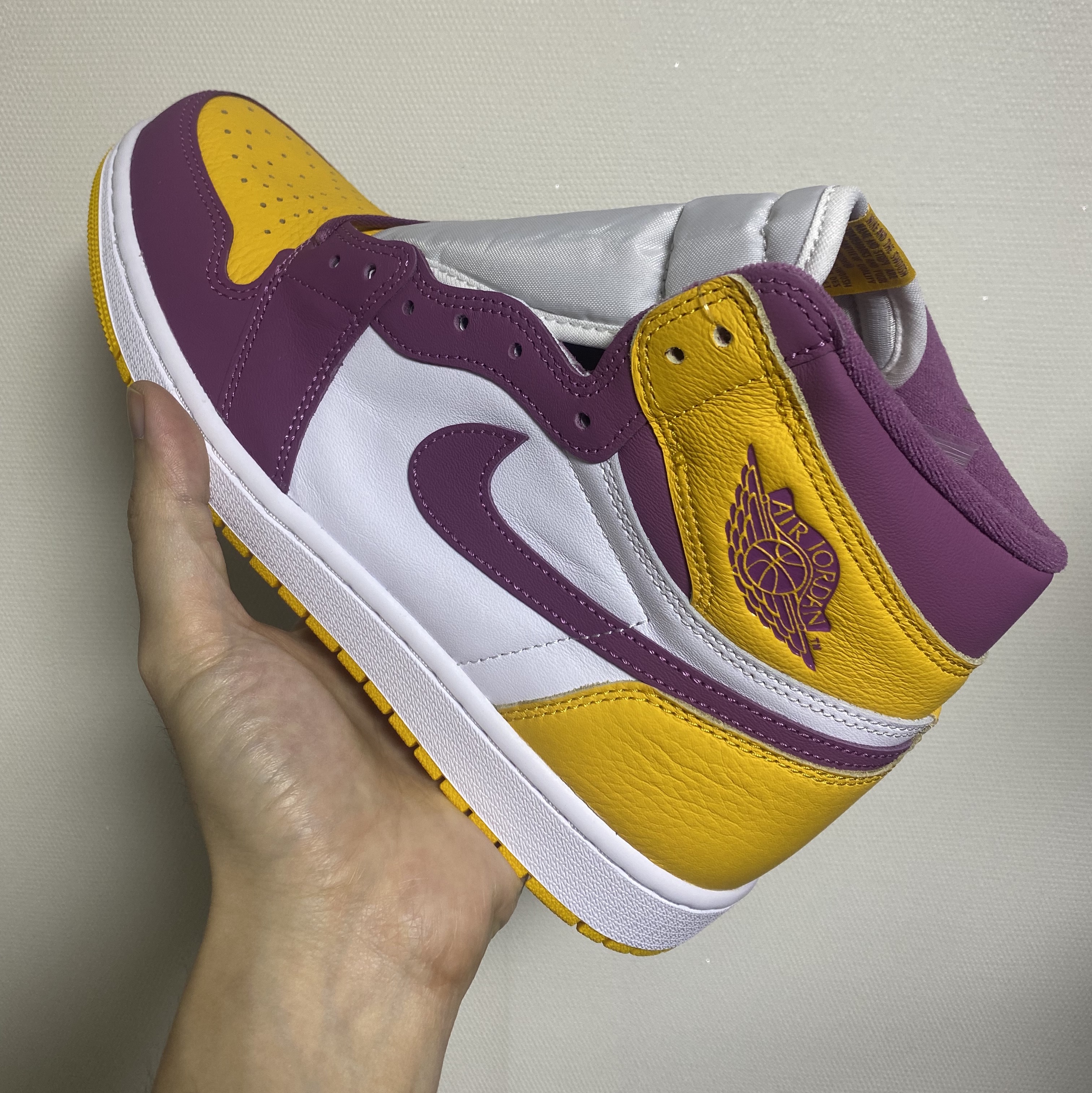 Jordan 1 Retro High OG University Gold Light Bordeaux 착용 스타일