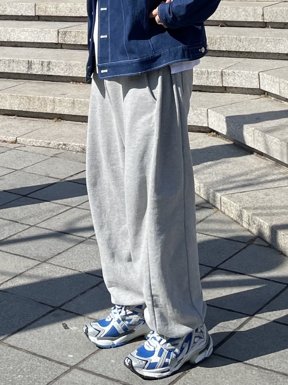 Balenciaga Runner Sneakers Blue White 착용 스타일 - 1