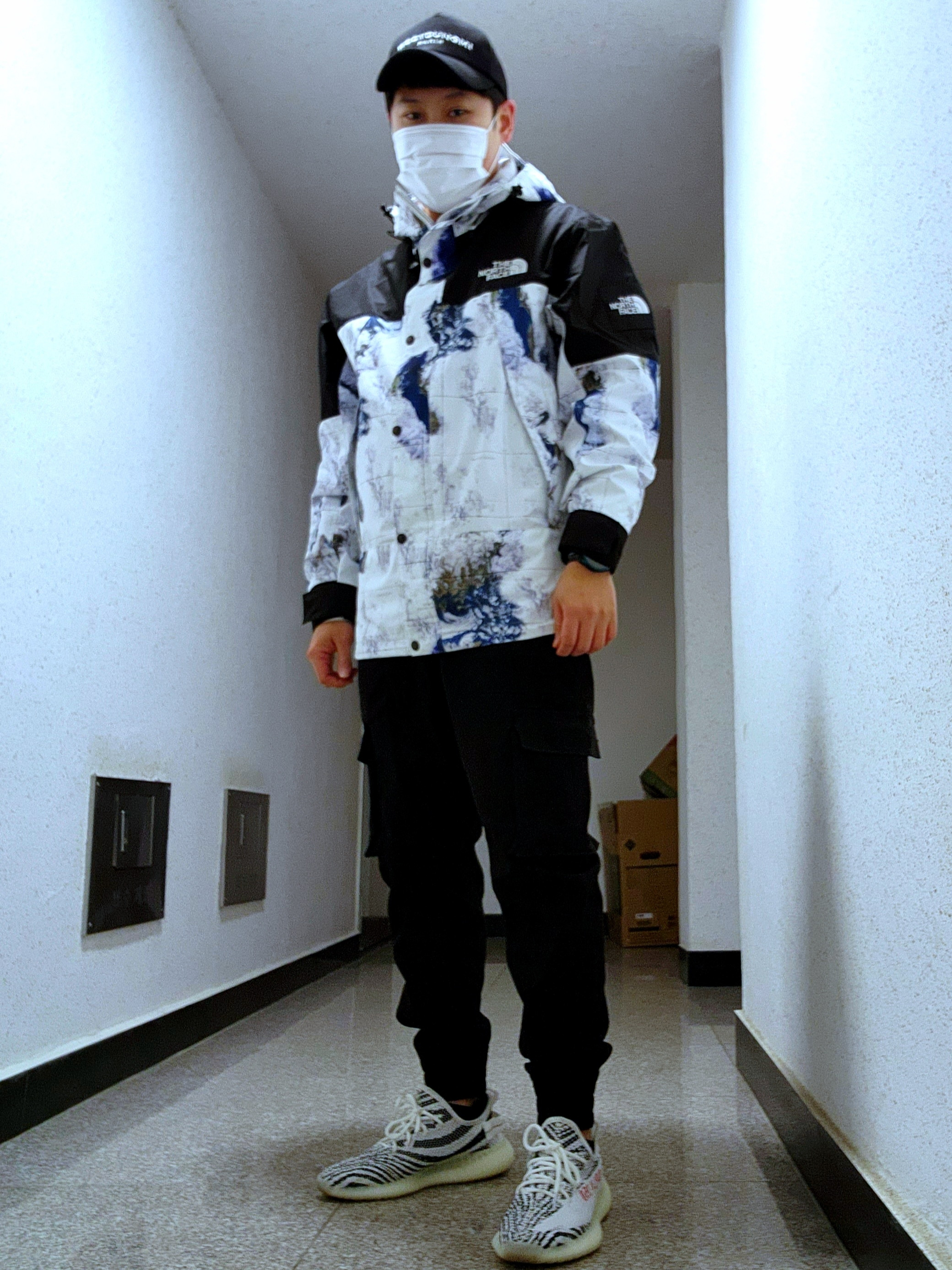 The North Face Novelty Vaiden Jacket White Sand, Adidas Yeezy Boost 350 V2 Zebra 2017/2019/2020 착용 스타일 - 1