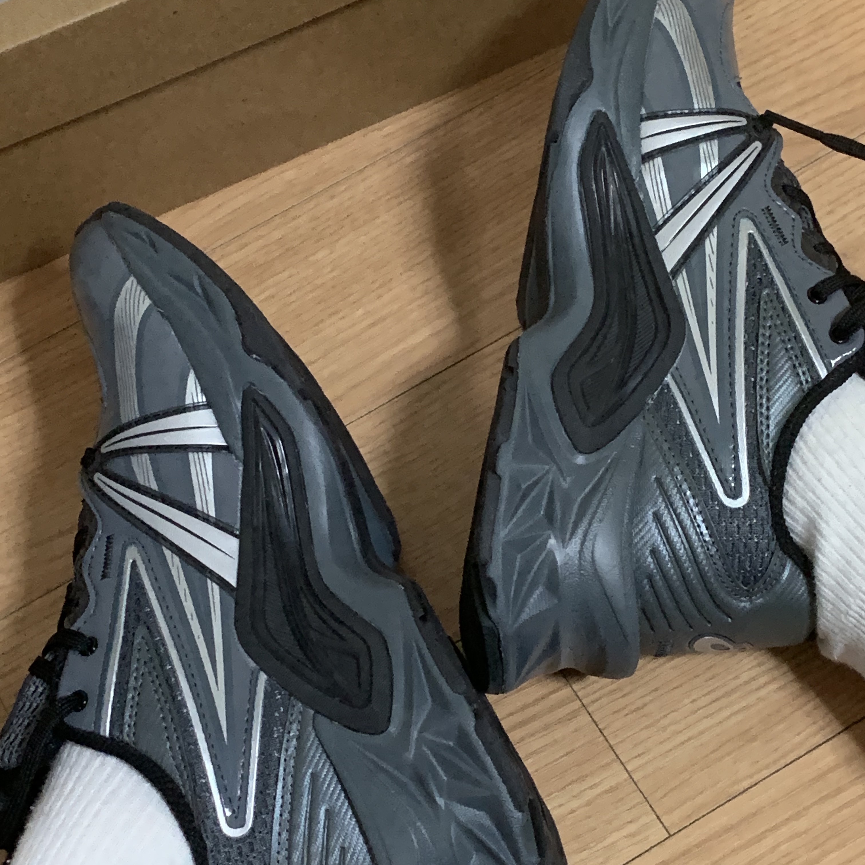 Asics HN2-S Protoblast Steel Grey 착용 스타일 - 2