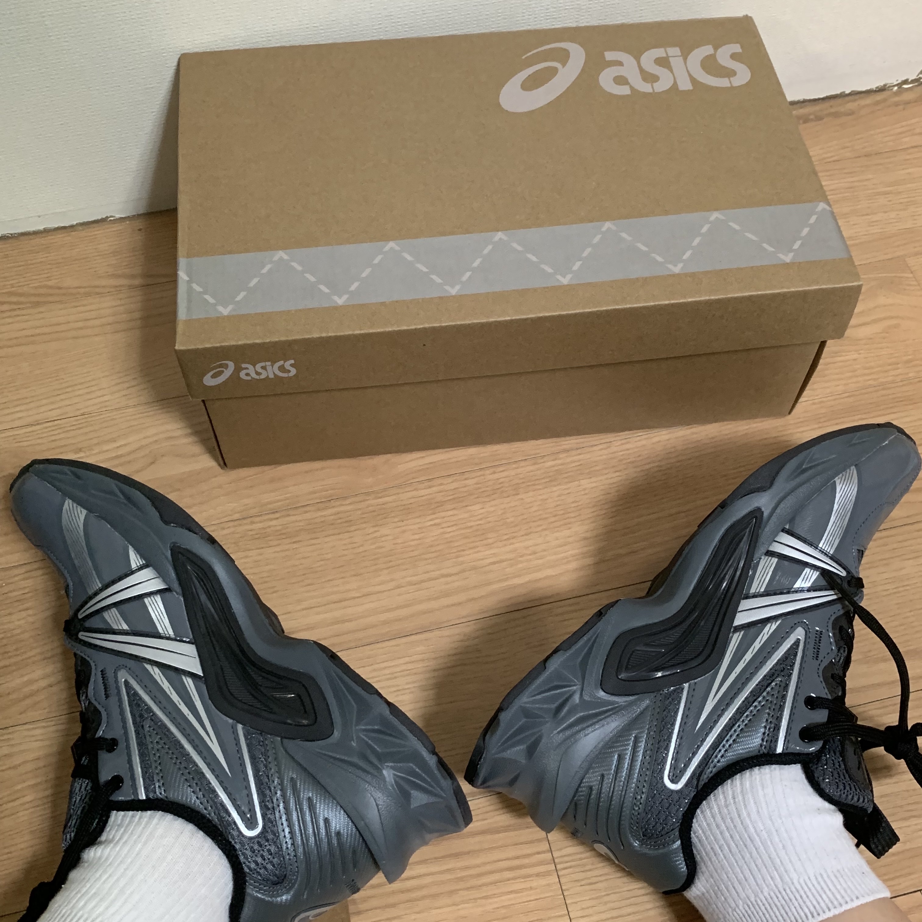 Asics HN2-S Protoblast Steel Grey 착용 스타일 - 3