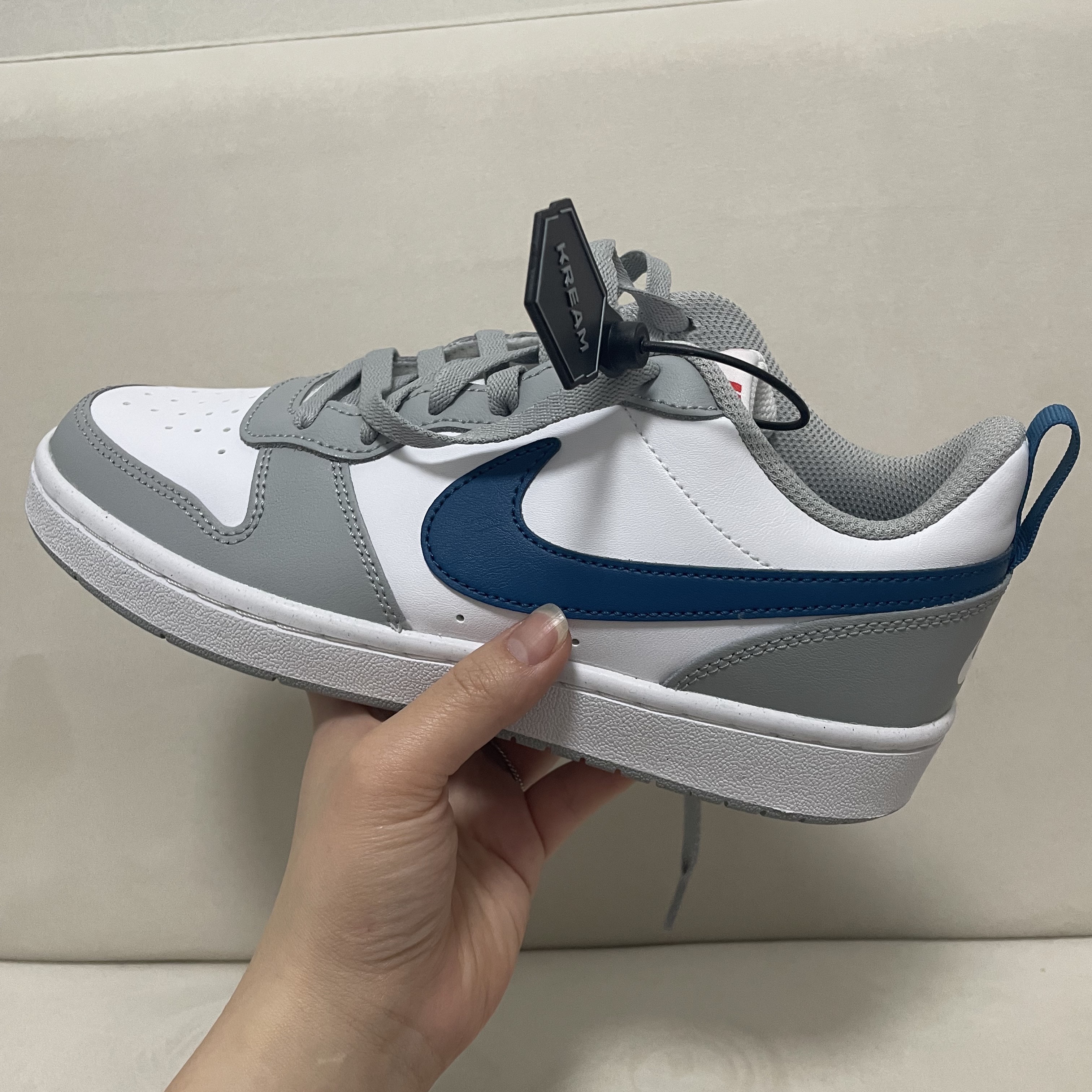 (GS) Nike Court Borough Low 2 Light Smoke Grey 착용 스타일 - 3
