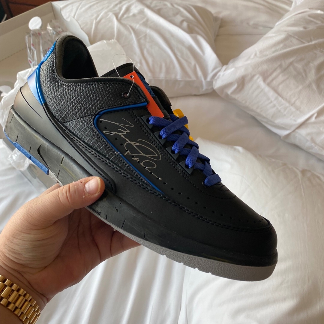 Jordan 2 x Off-White Retro Low SP Black and Varsity Royal 착용 스타일