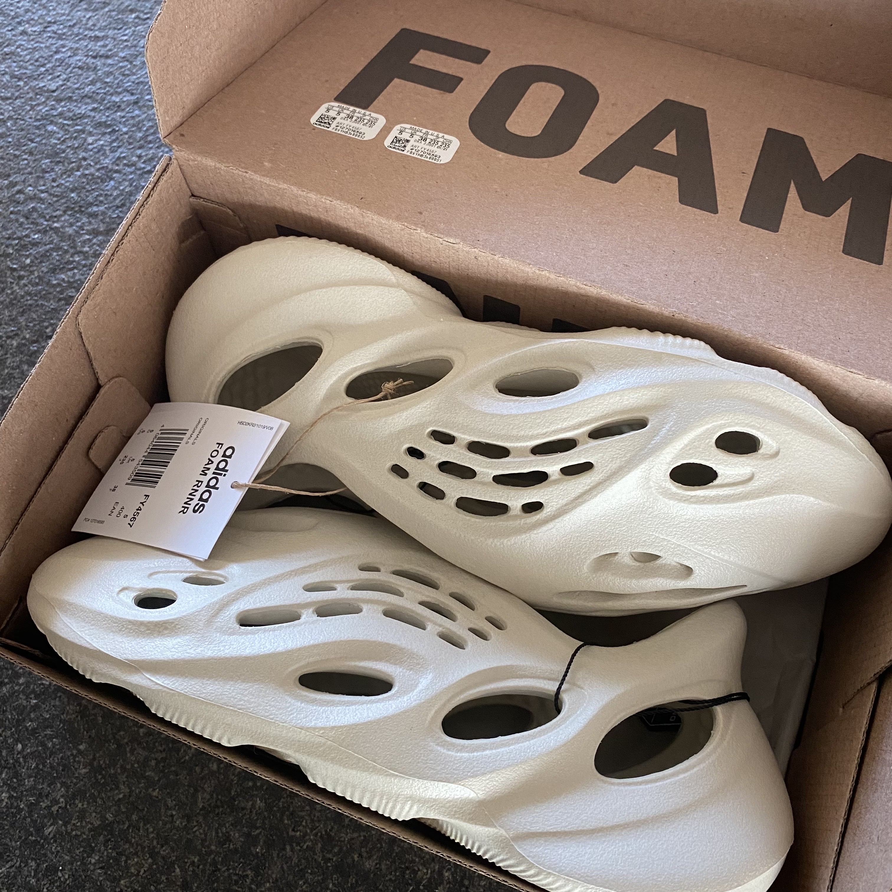 Adidas Yeezy Foam RNNR Sand 착용 스타일 - 1