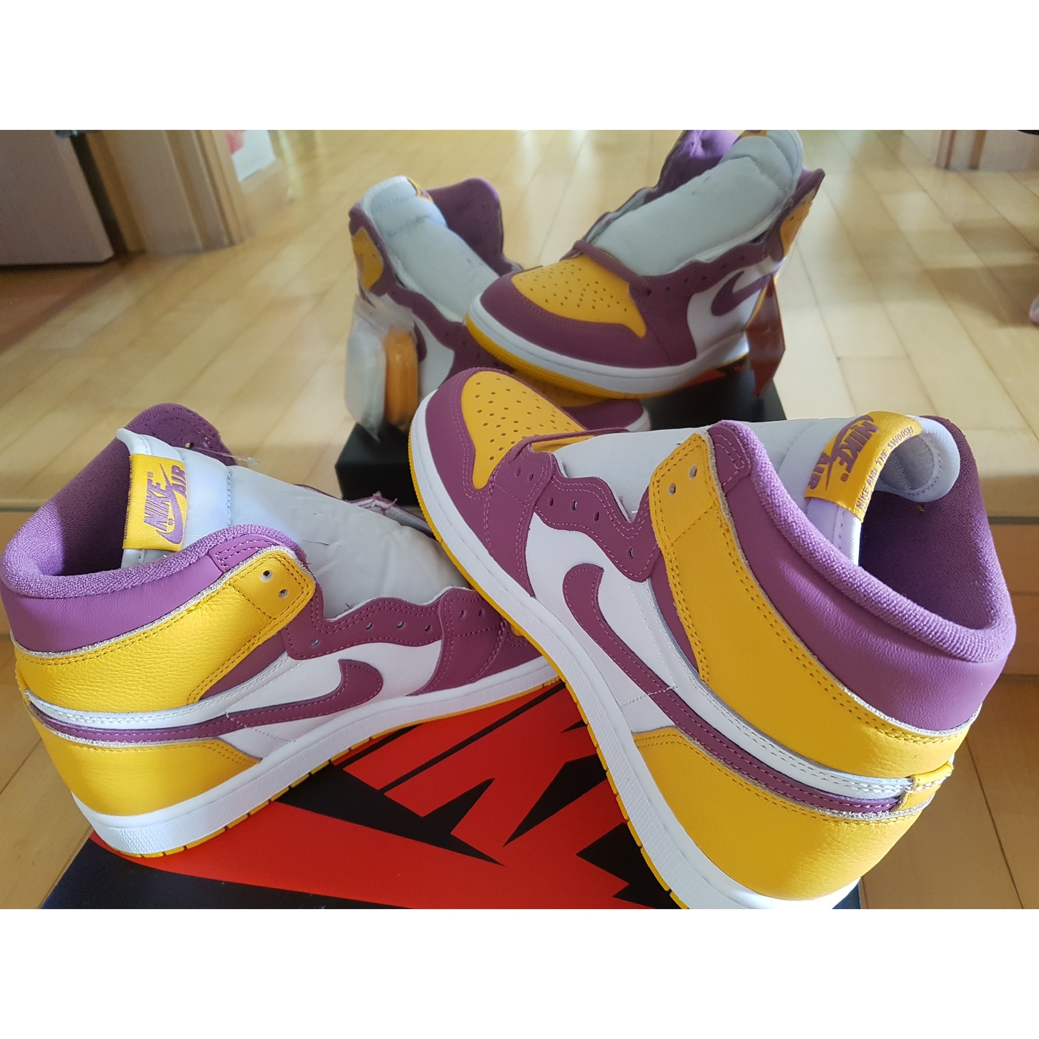 Jordan 1 Retro High OG University Gold Light Bordeaux 착용 스타일 - 2
