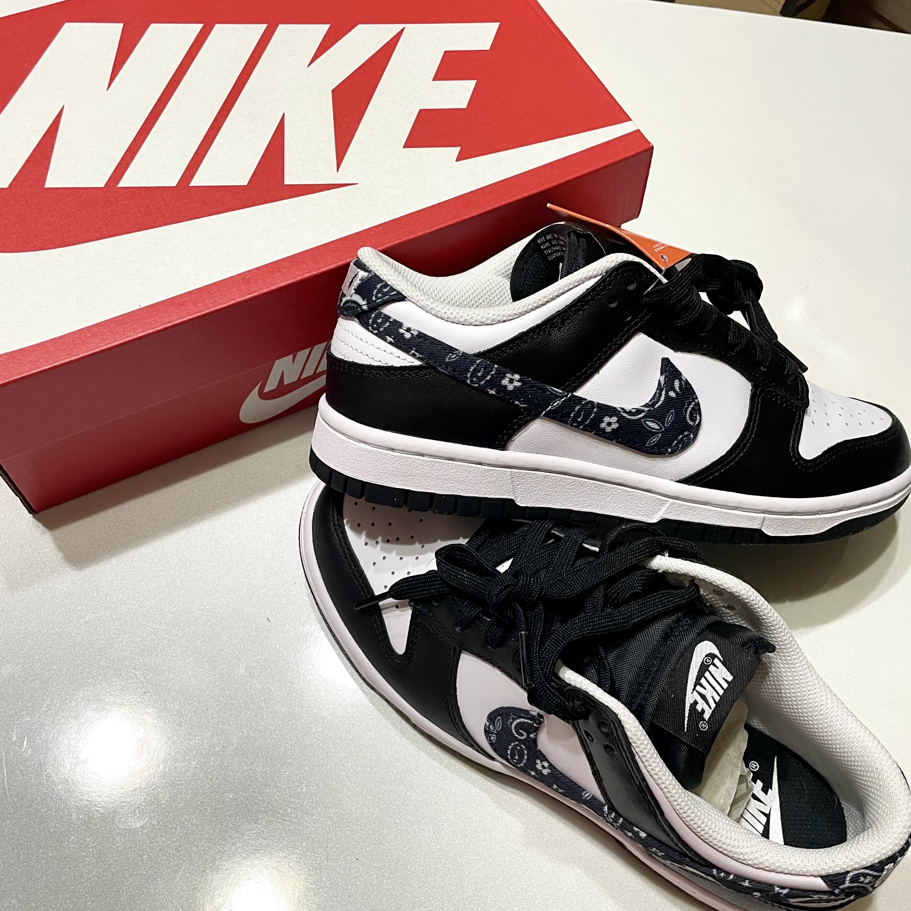 (W) Nike Dunk Low Essential Black Paisley 착용 스타일 - 2
