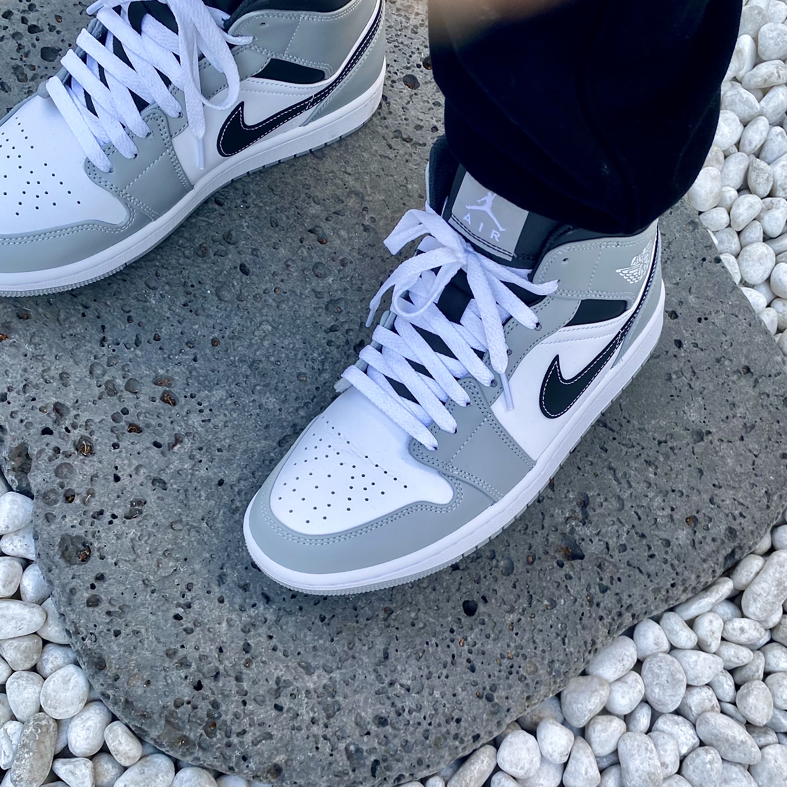 Jordan 1 Mid Light Smoke Grey Anthracite 착용 스타일 - 2