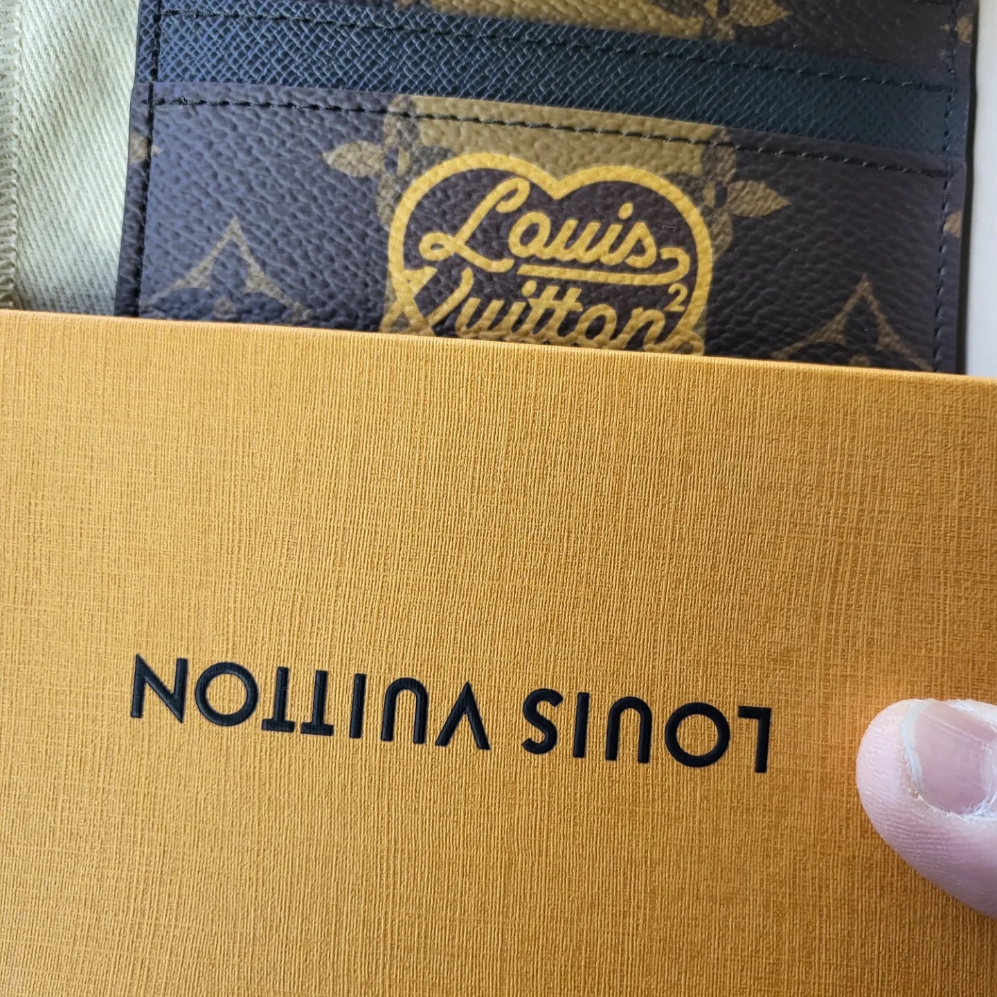 Louis Vuitton x Nigo Double Card Holder Marron 착용 스타일 - 2