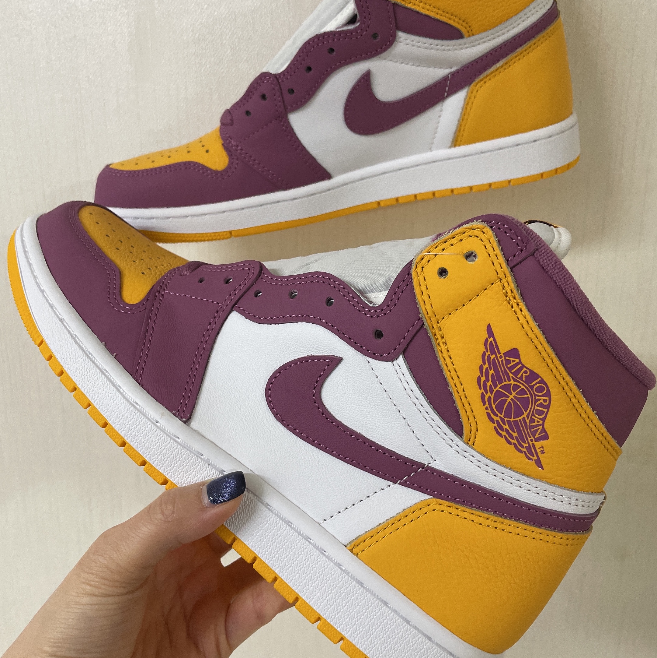 Jordan 1 Retro High OG University Gold Light Bordeaux 착용 스타일