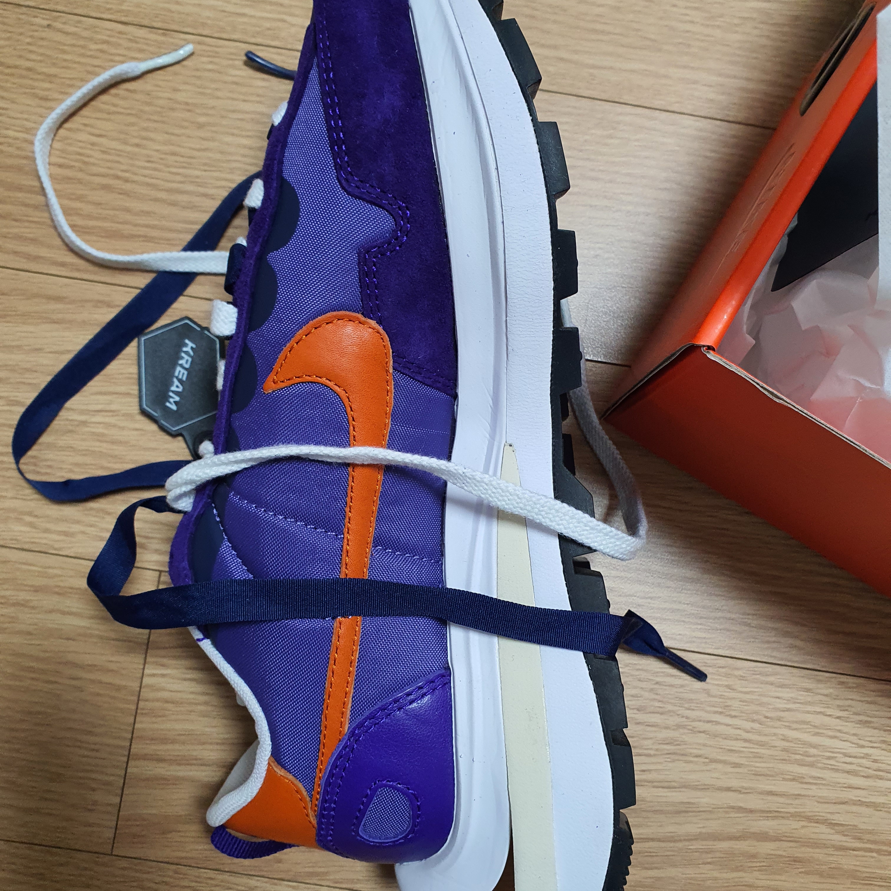 Nike x Sacai VaporWaffle Dark Iris 착용 스타일 - 2