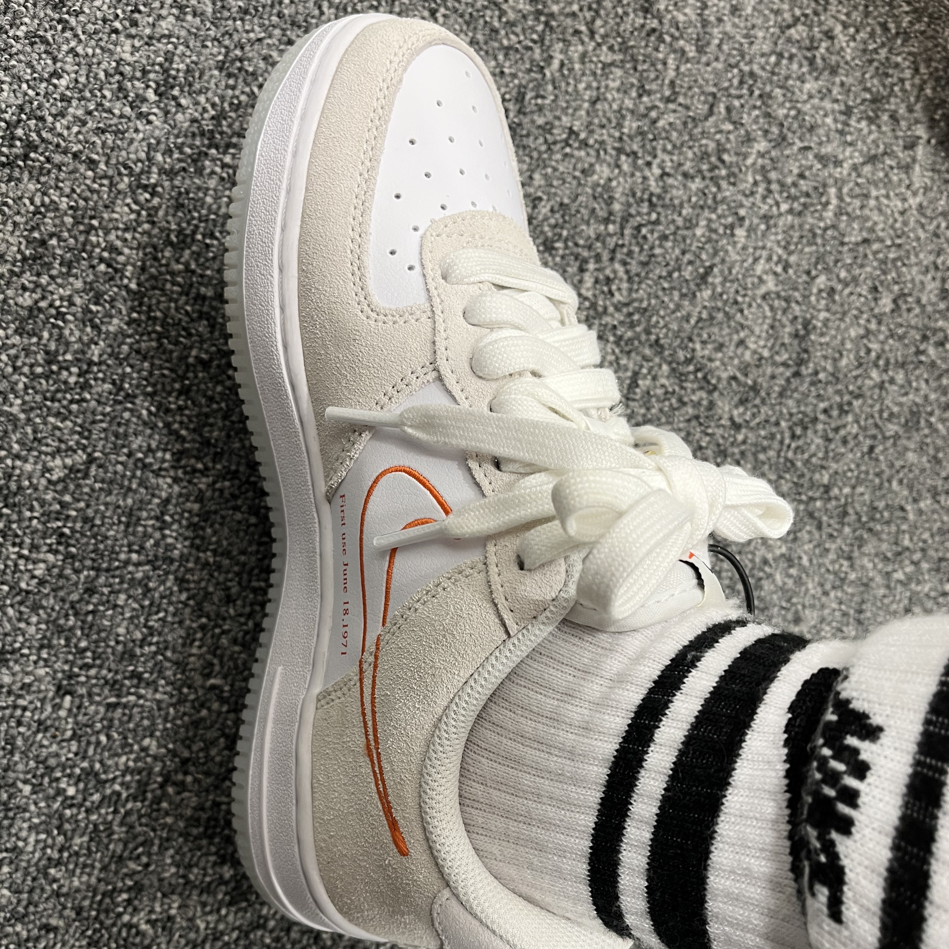 (W) Nike Air Force 1 '07 SE First Use Orange Sail 착용 스타일 - 5