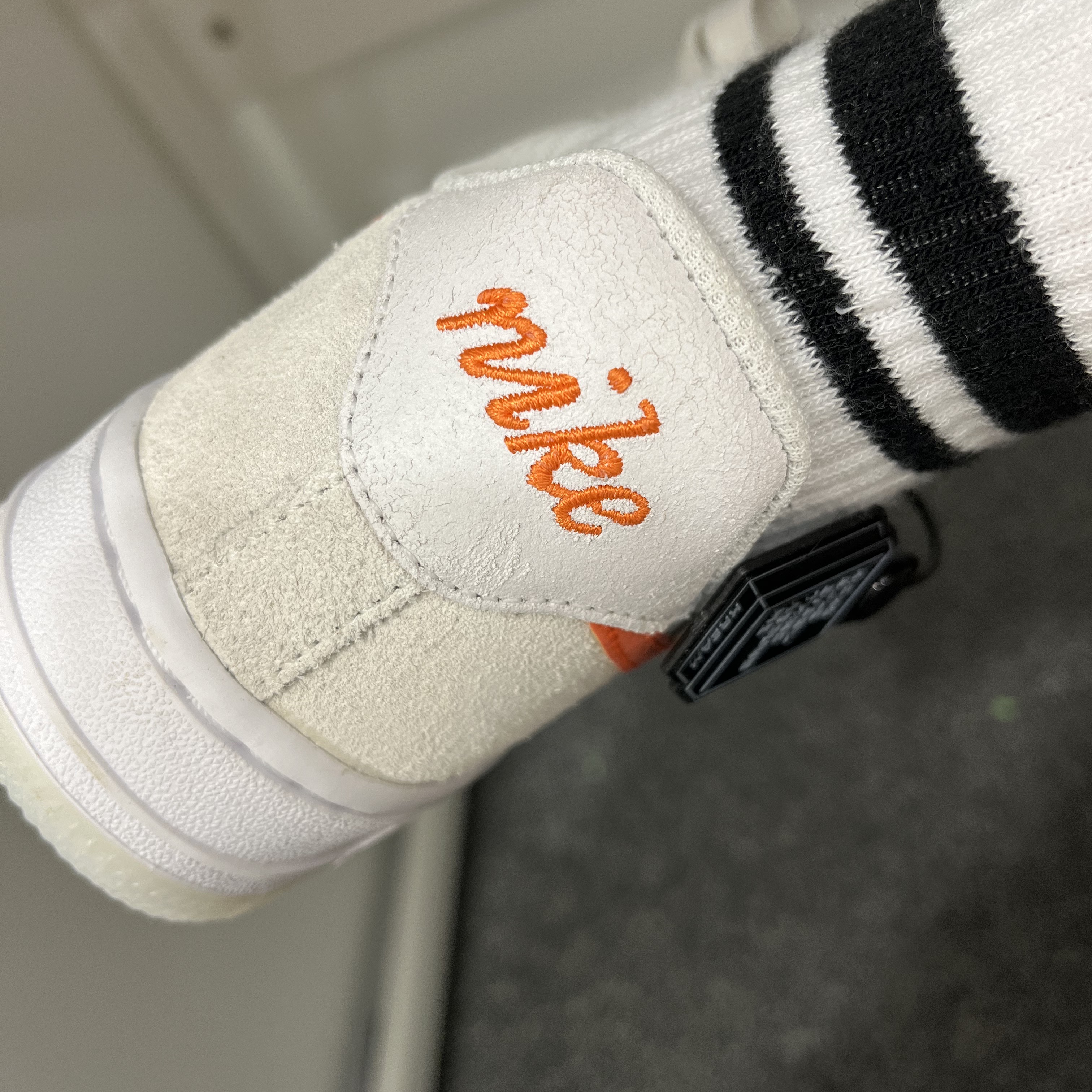 (W) Nike Air Force 1 '07 SE First Use Orange Sail 착용 스타일 - 4