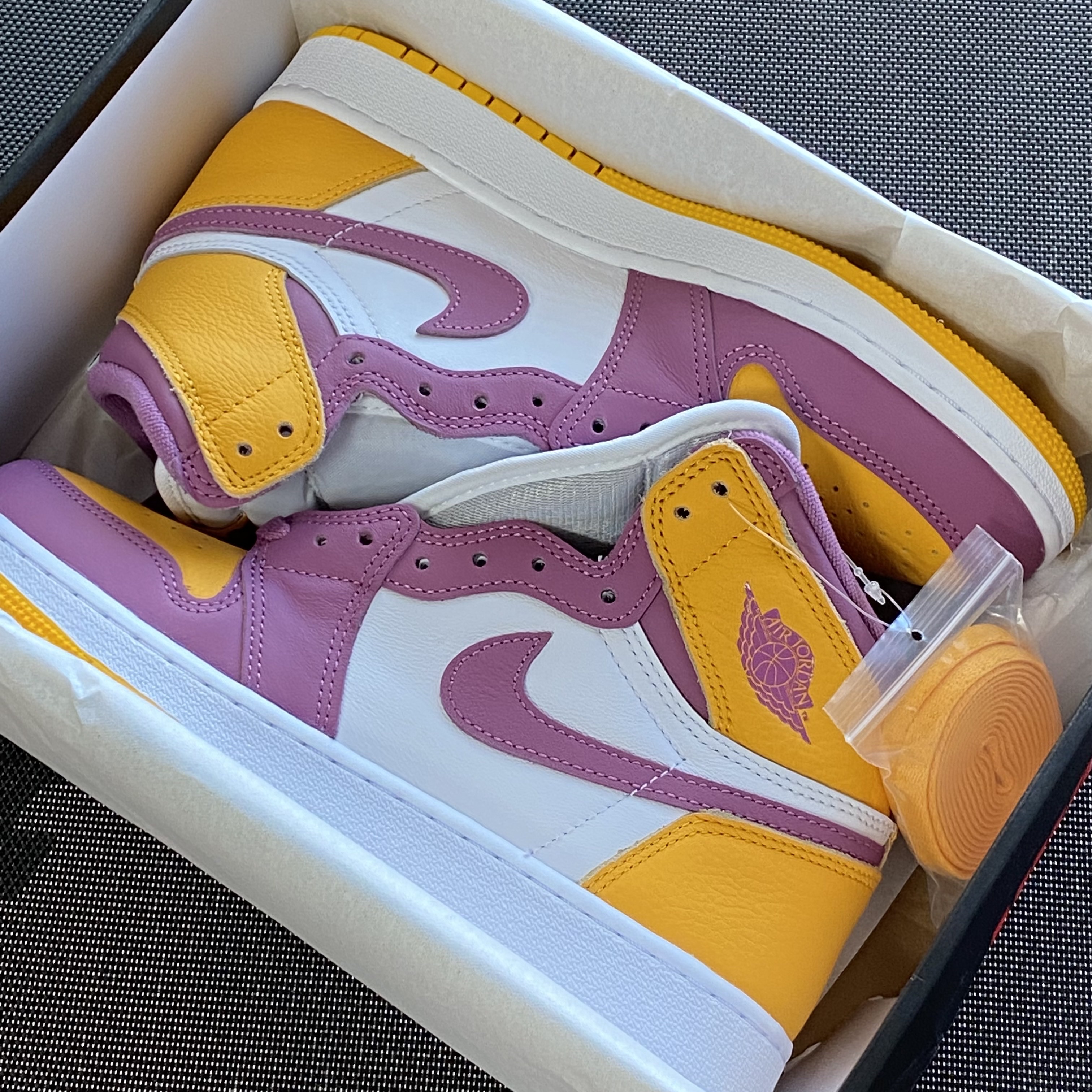 Jordan 1 Retro High OG University Gold Light Bordeaux 착용 스타일