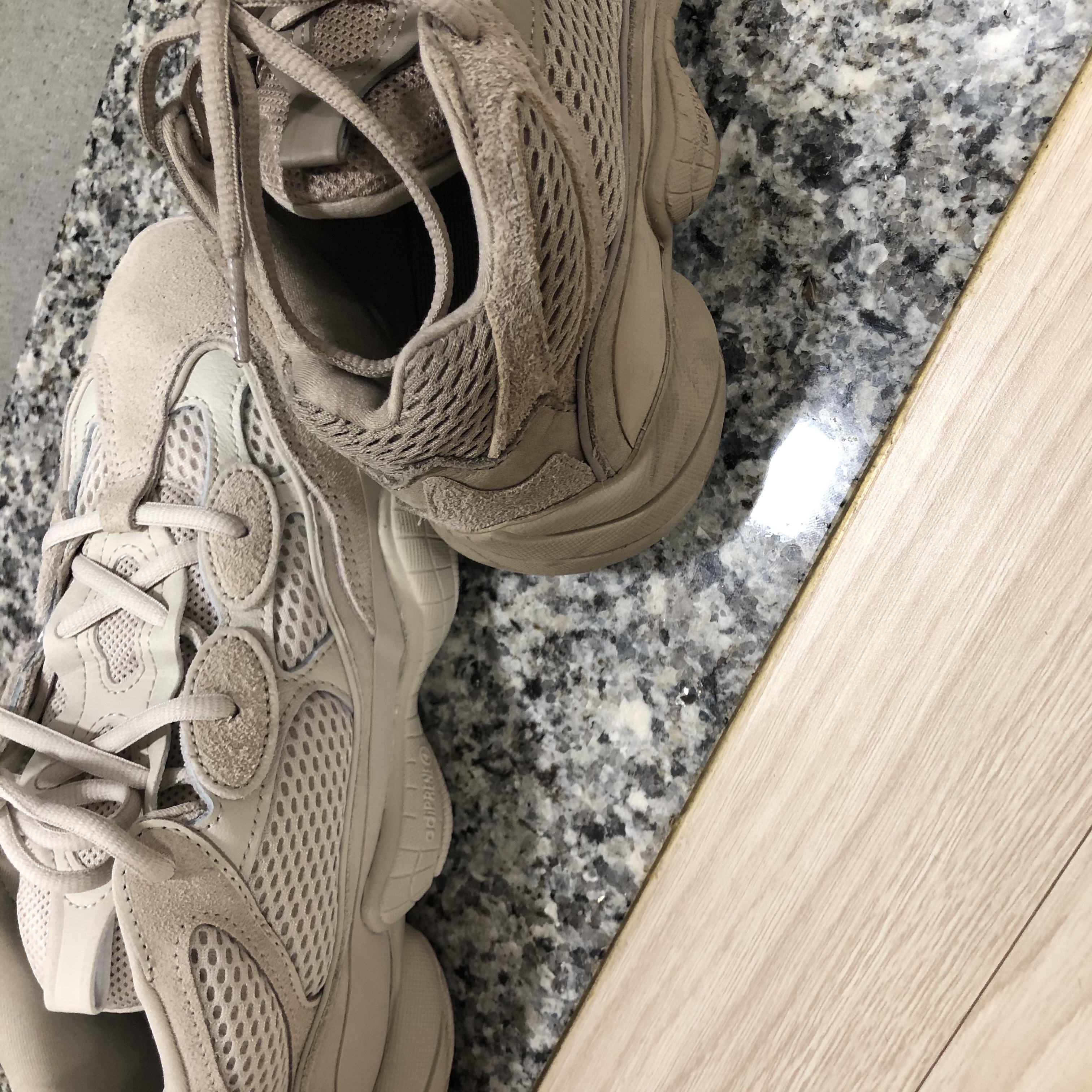 Adidas Yeezy 500 Blush 2022 착용 스타일 - 3