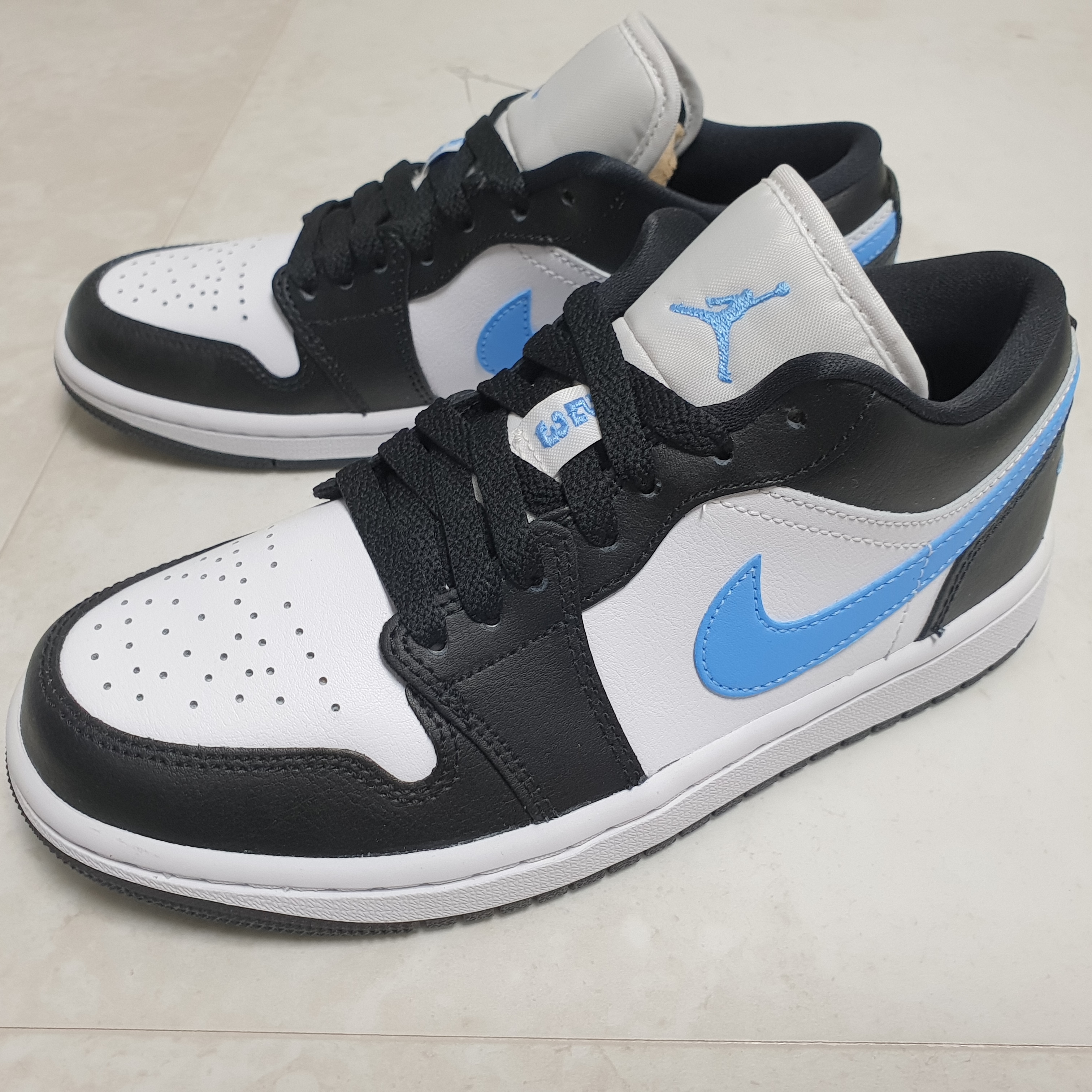 (W) Jordan 1 Low Black University Blue 착용 스타일 - 1
