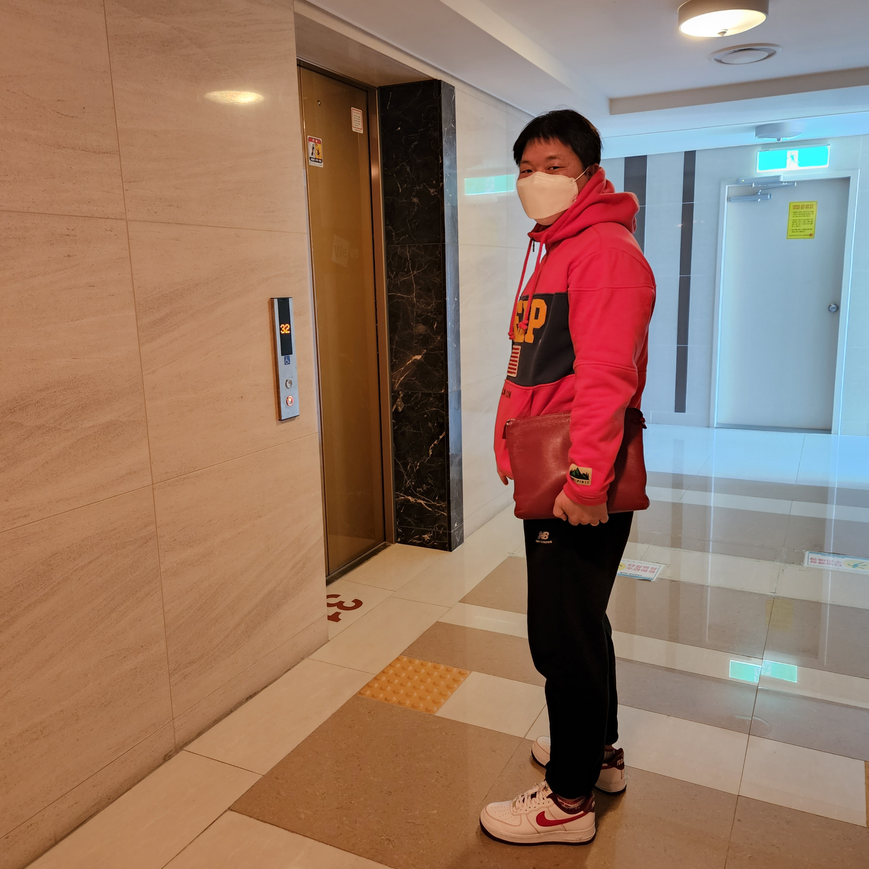 Nike Air Force 1 '07 First Use White Team Red 착용 스타일 - 1